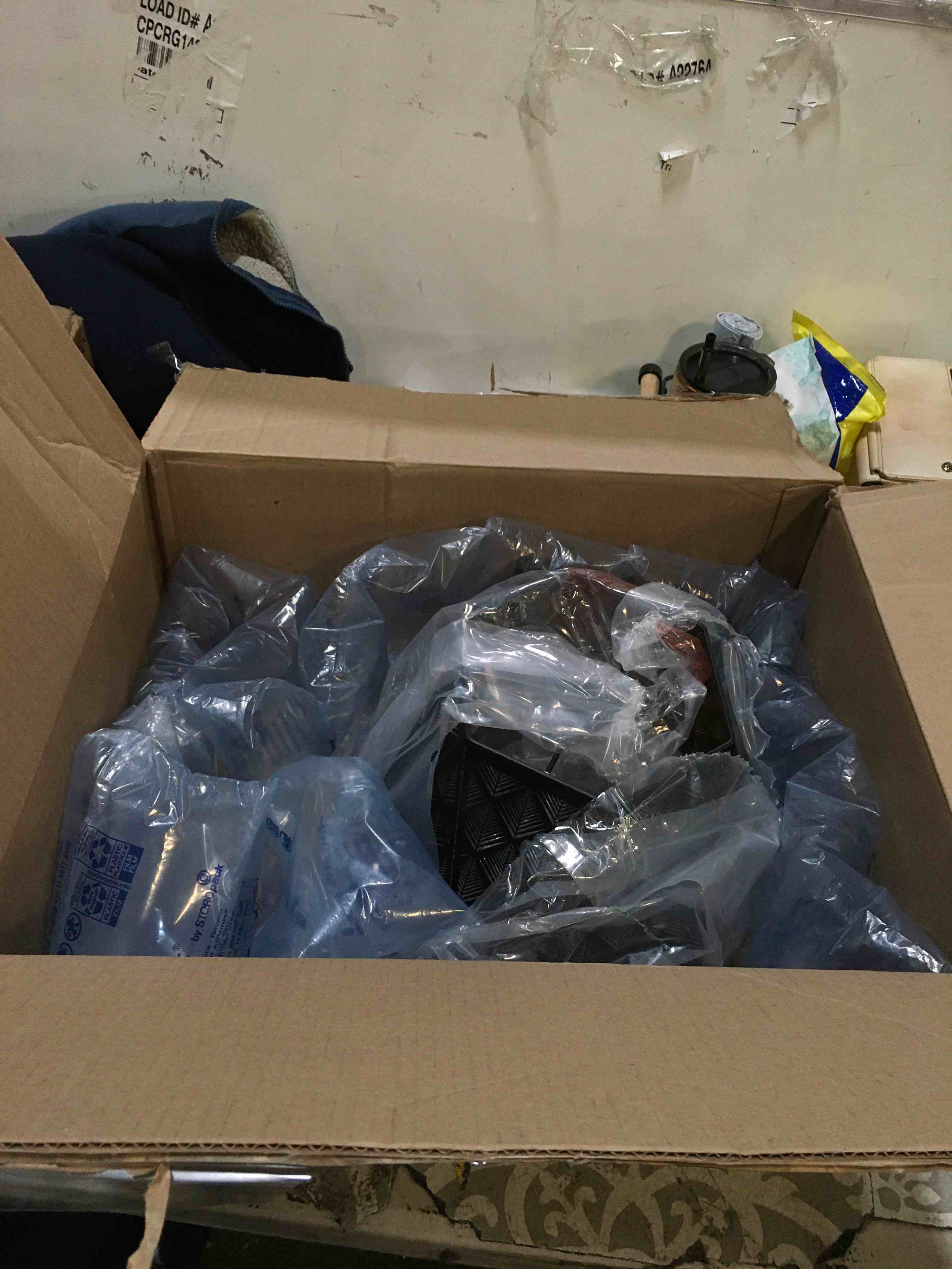https://s3.amazonaws.com/lotting-images-prod/bidfta/BLU5254655_1701782941423.jpeg
