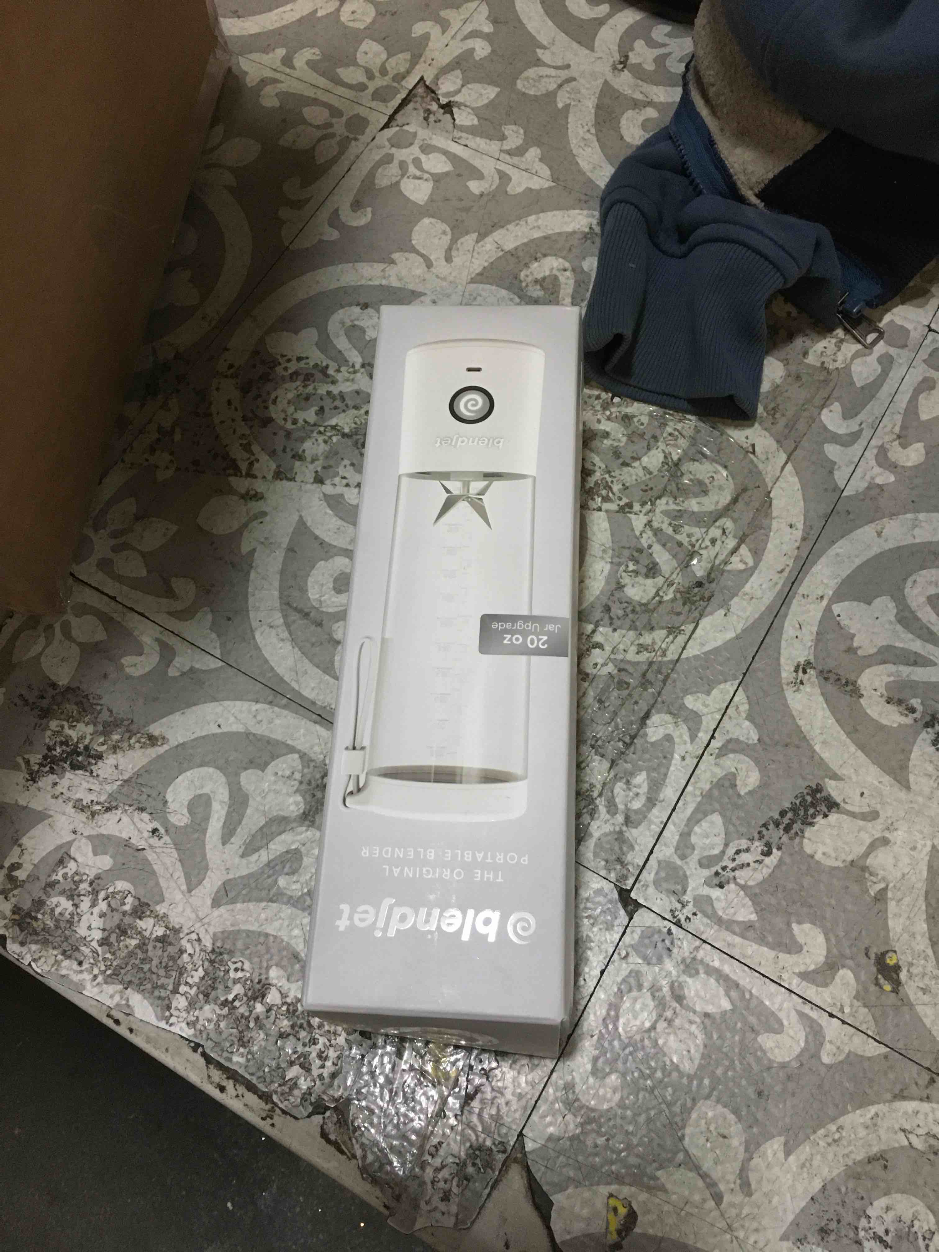 https://s3.amazonaws.com/lotting-images-prod/bidfta/BLU5254794_1701802437749.jpeg