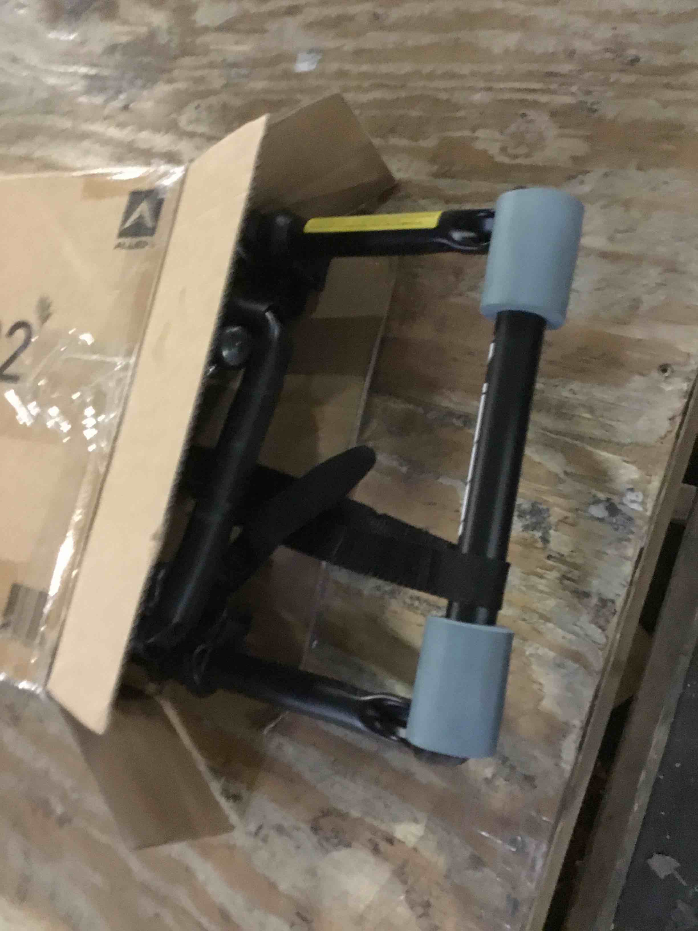 https://s3.amazonaws.com/lotting-images-prod/bidfta/BLU5255026_1700860626332.jpeg
