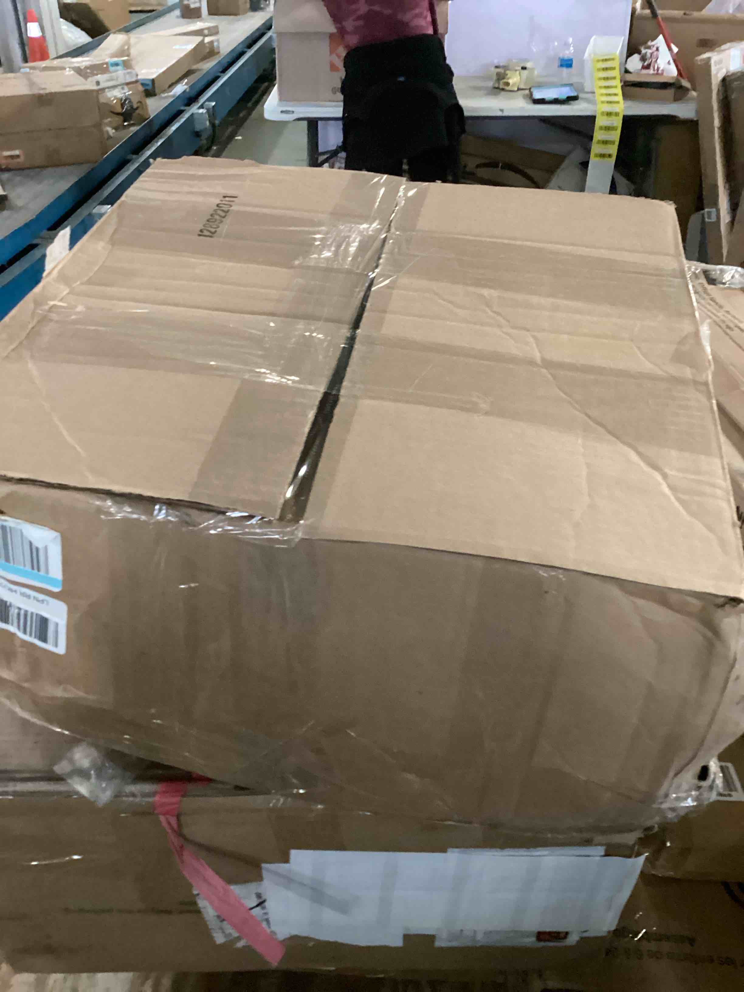 https://s3.amazonaws.com/lotting-images-prod/bidfta/BLU5255967_1701716461274.jpeg