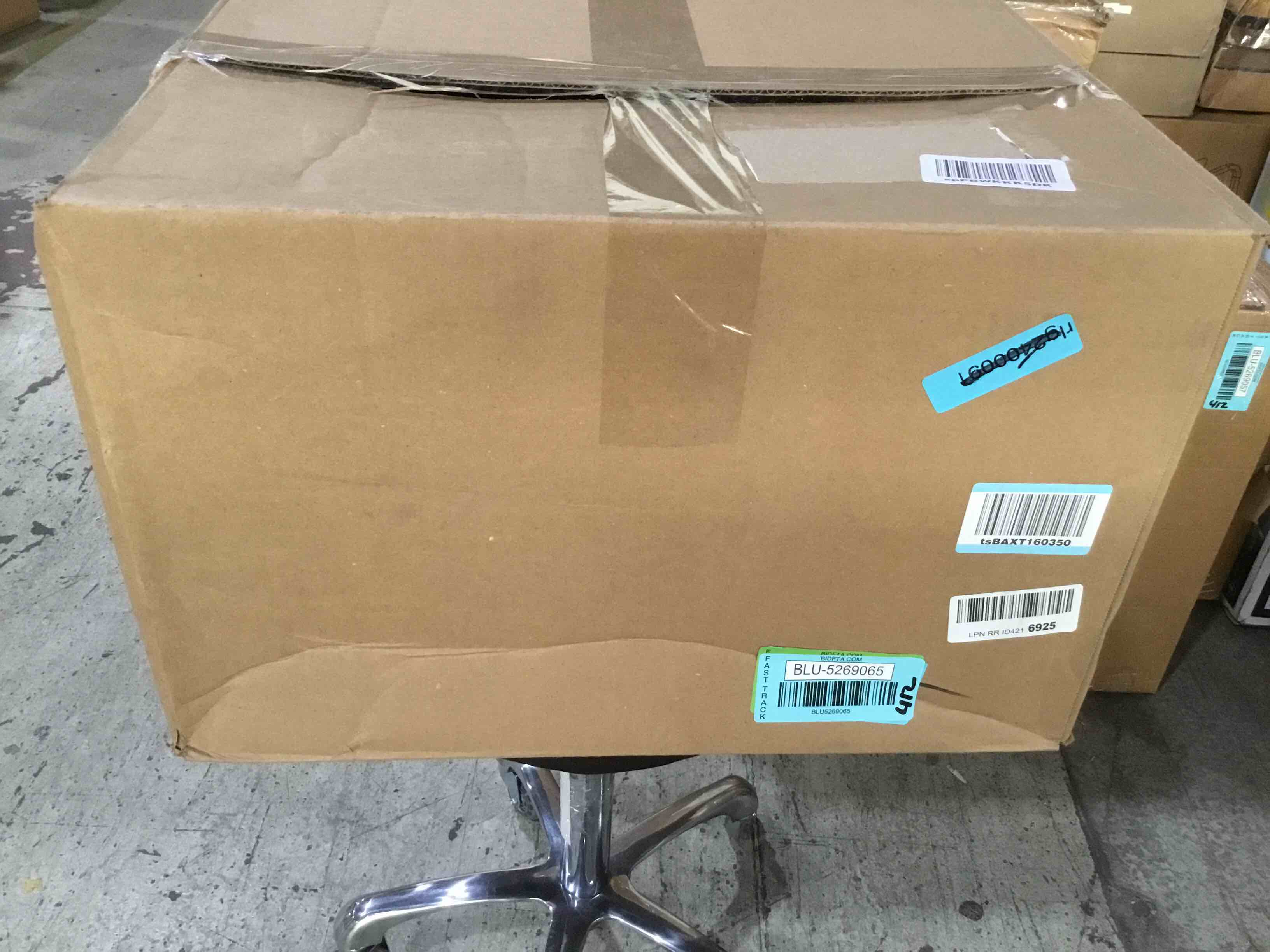 https://s3.amazonaws.com/lotting-images-prod/bidfta/BLU5269065_1708725578270.jpeg