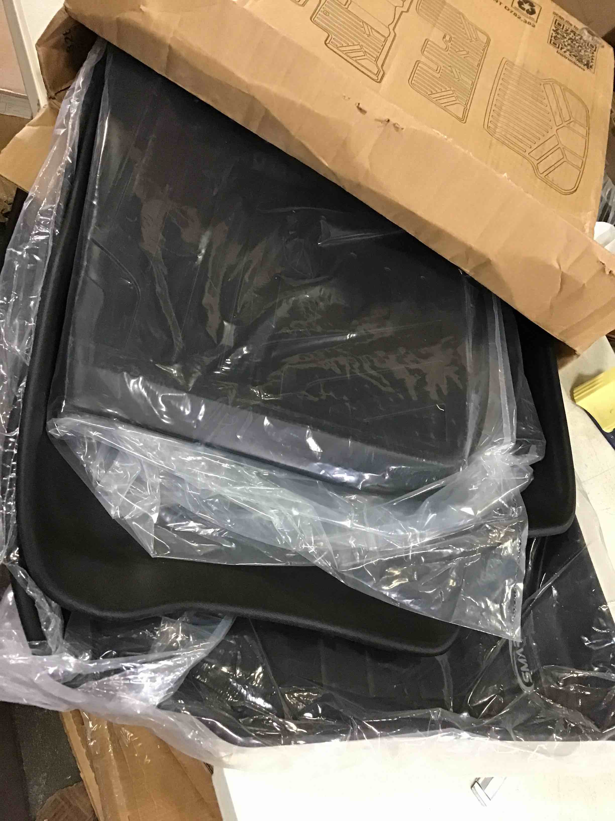 https://s3.amazonaws.com/lotting-images-prod/bidfta/BLU5322272_1690825845285.jpeg