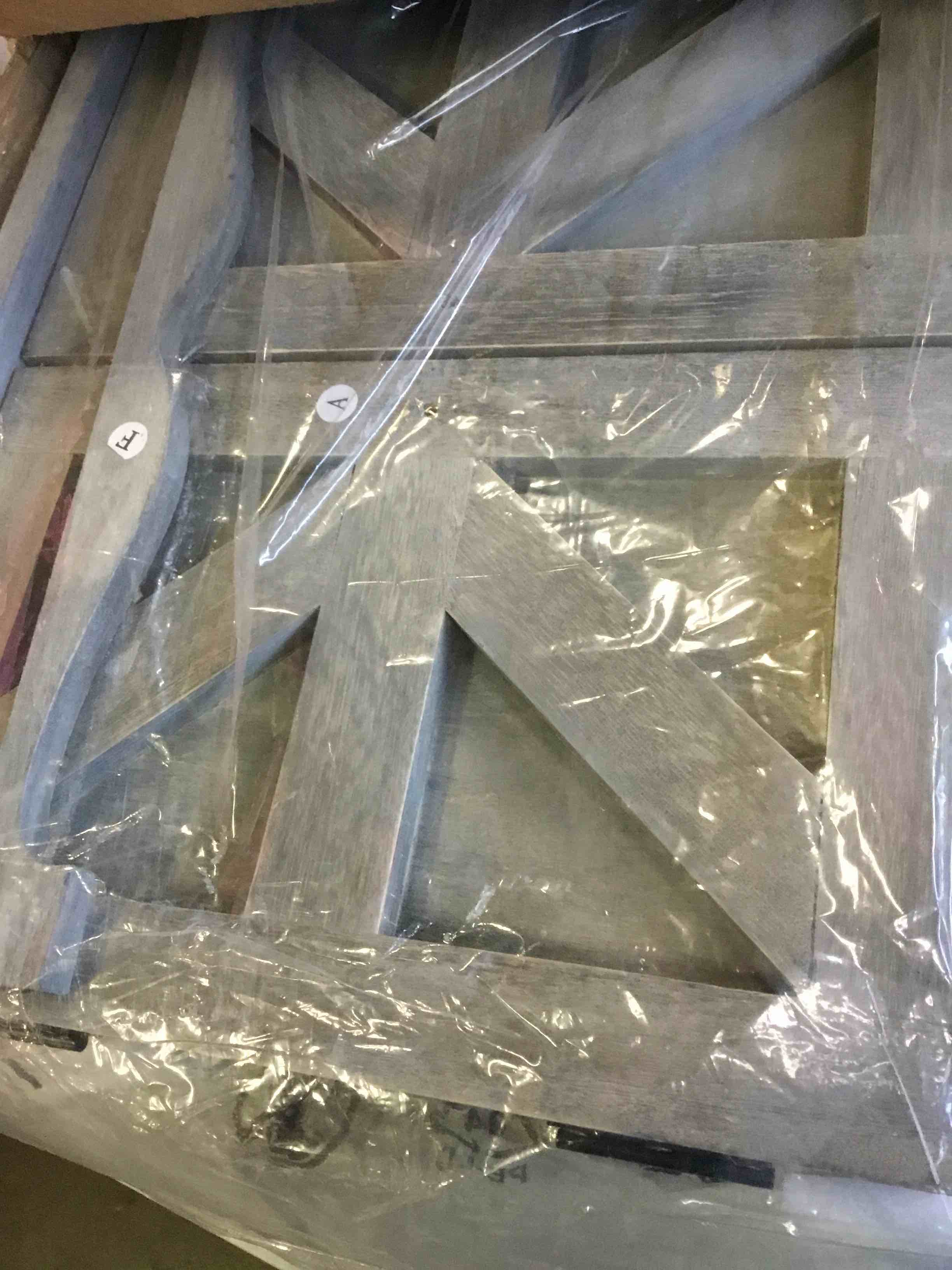 https://s3.amazonaws.com/lotting-images-prod/bidfta/BLU5335491_1692359566748.jpeg
