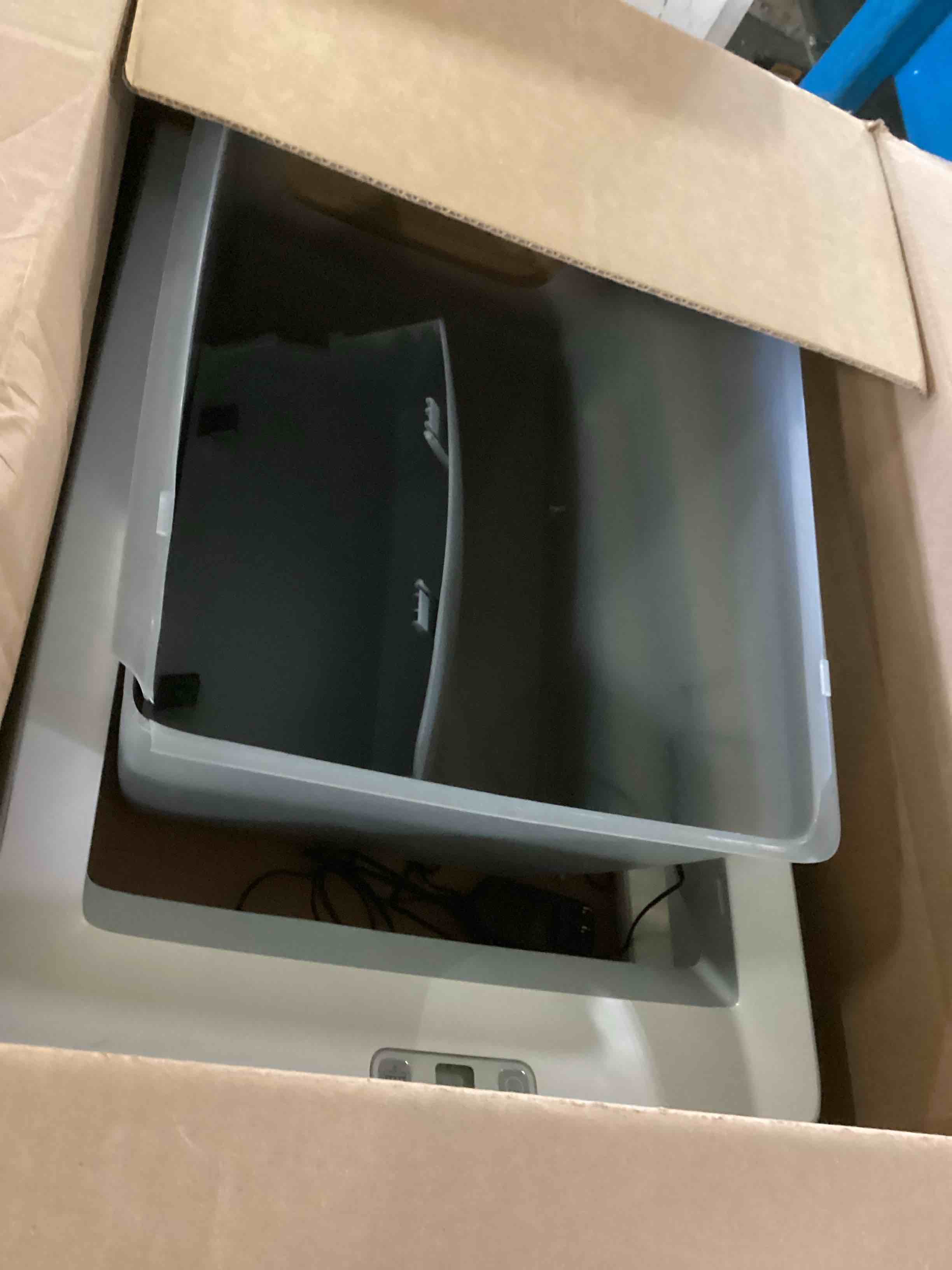 https://s3.amazonaws.com/lotting-images-prod/bidfta/BLU5350448_1702389748206.jpeg