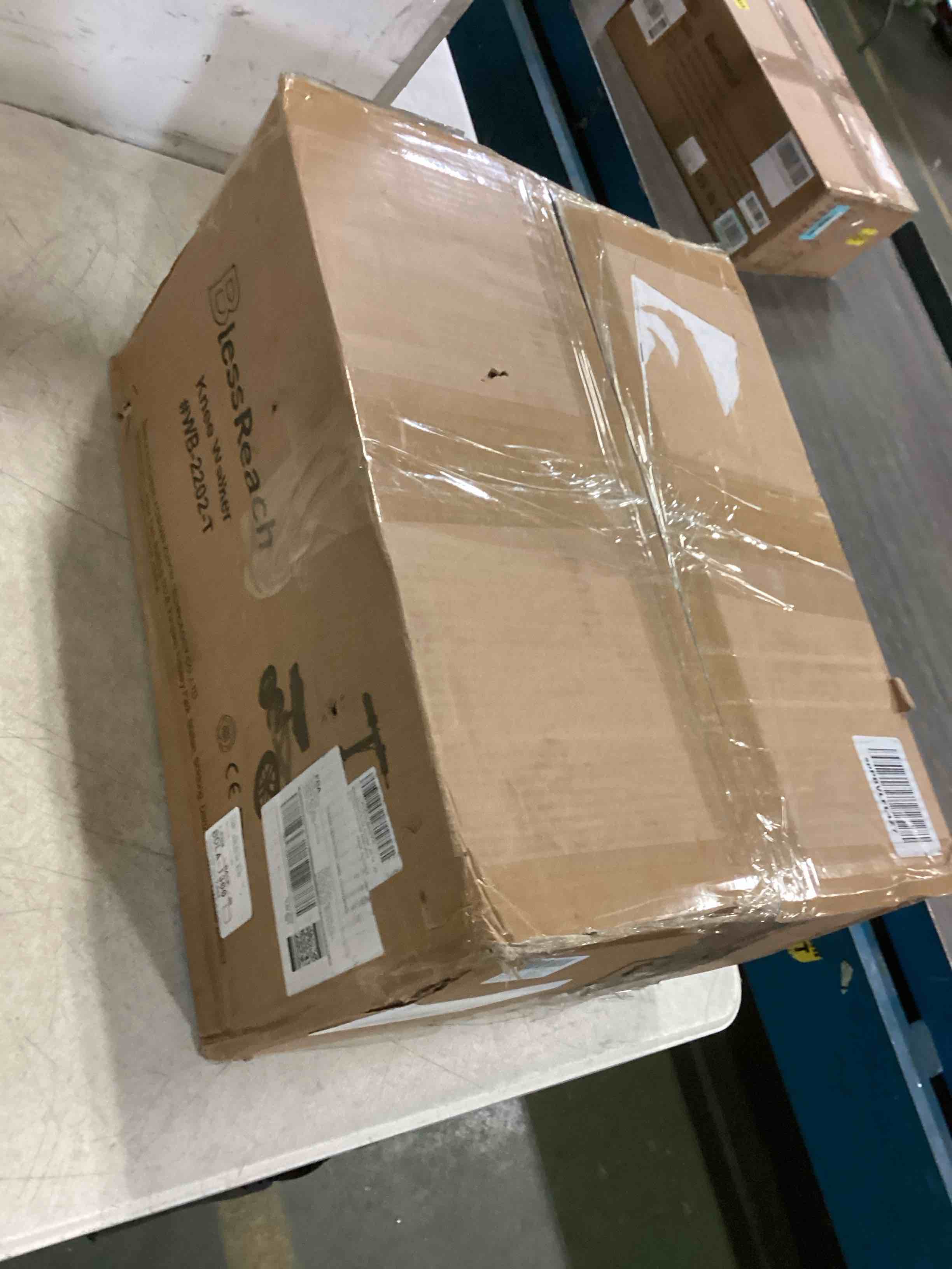 https://s3.amazonaws.com/lotting-images-prod/bidfta/BLU5350831_1702557754272.jpeg