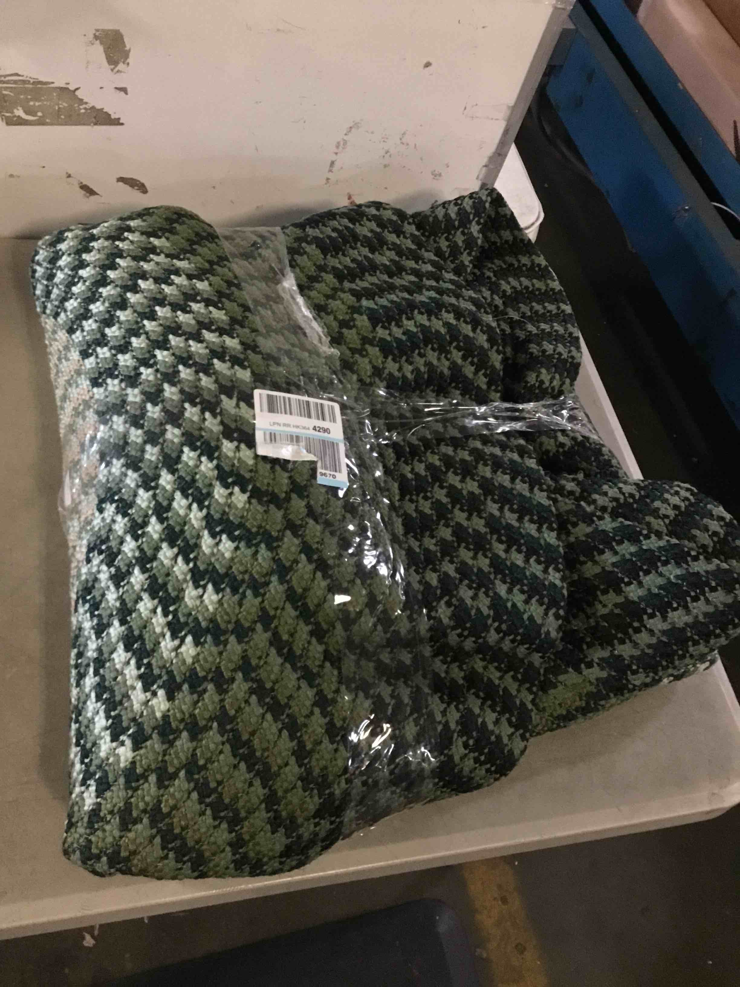 https://s3.amazonaws.com/lotting-images-prod/bidfta/BLU5359501_1702322548314.jpeg