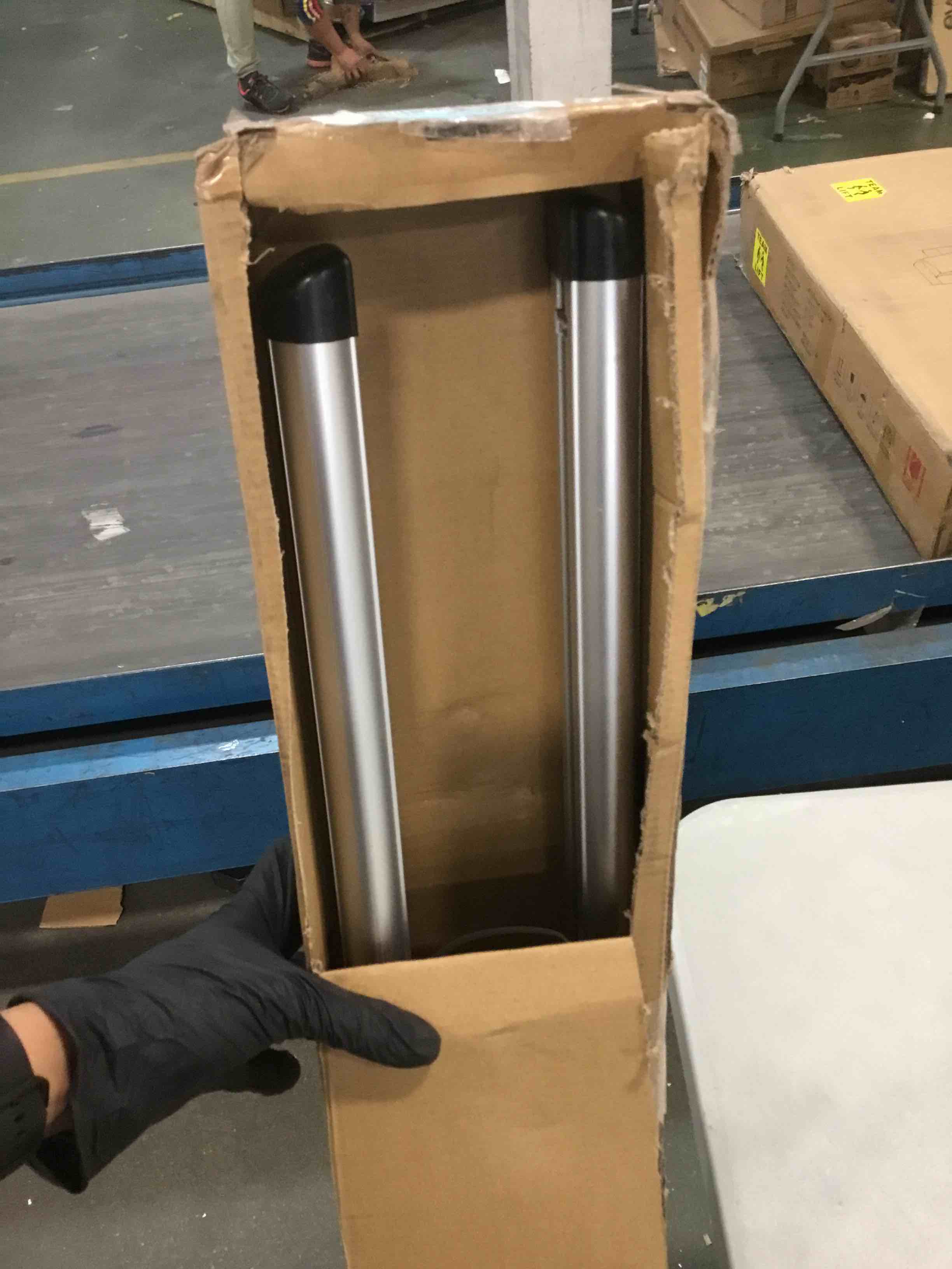 https://s3.amazonaws.com/lotting-images-prod/bidfta/BLU5372587_1703274031701.jpeg