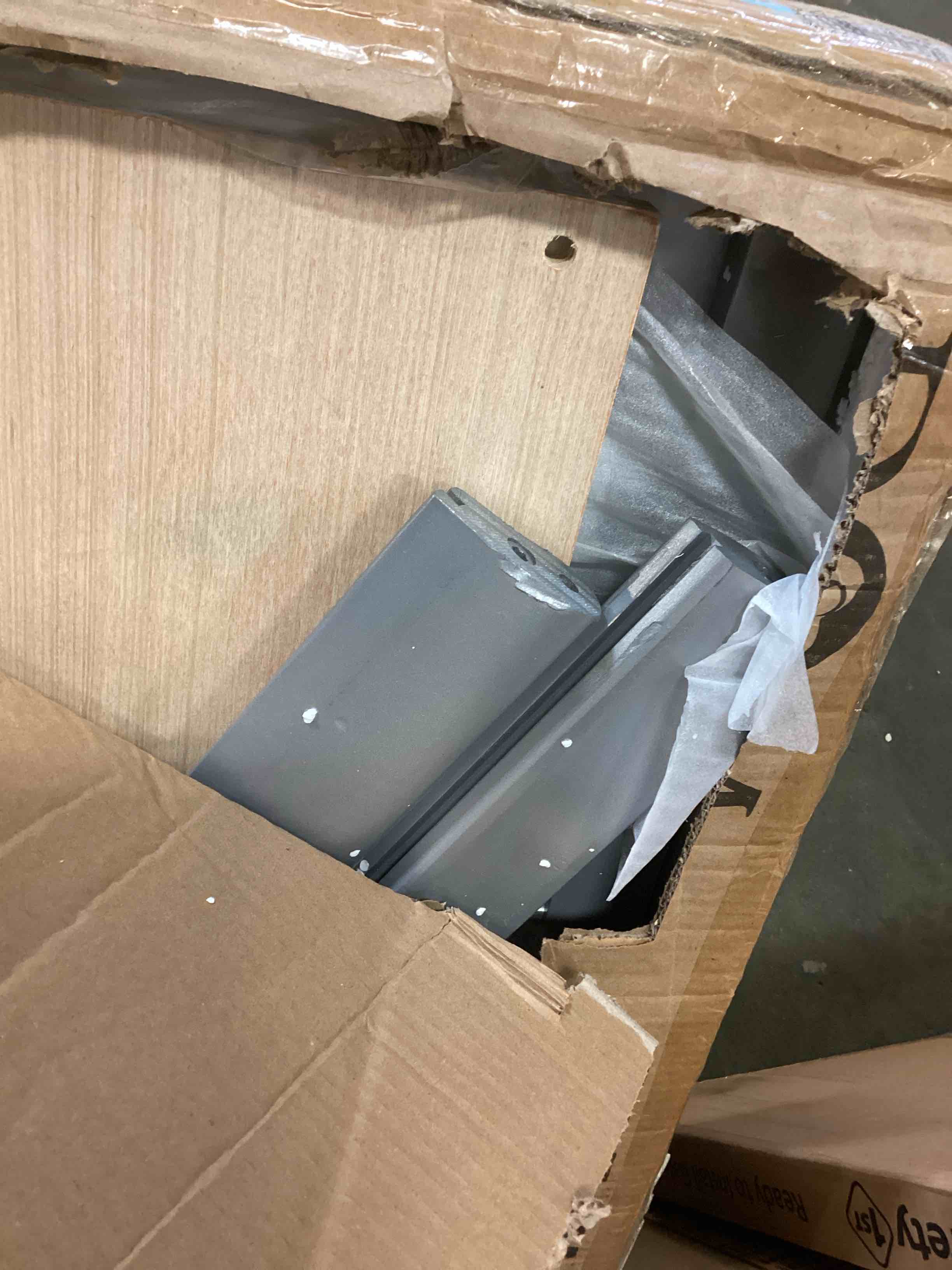 https://s3.amazonaws.com/lotting-images-prod/bidfta/BLU5375501_1702925993285.jpeg