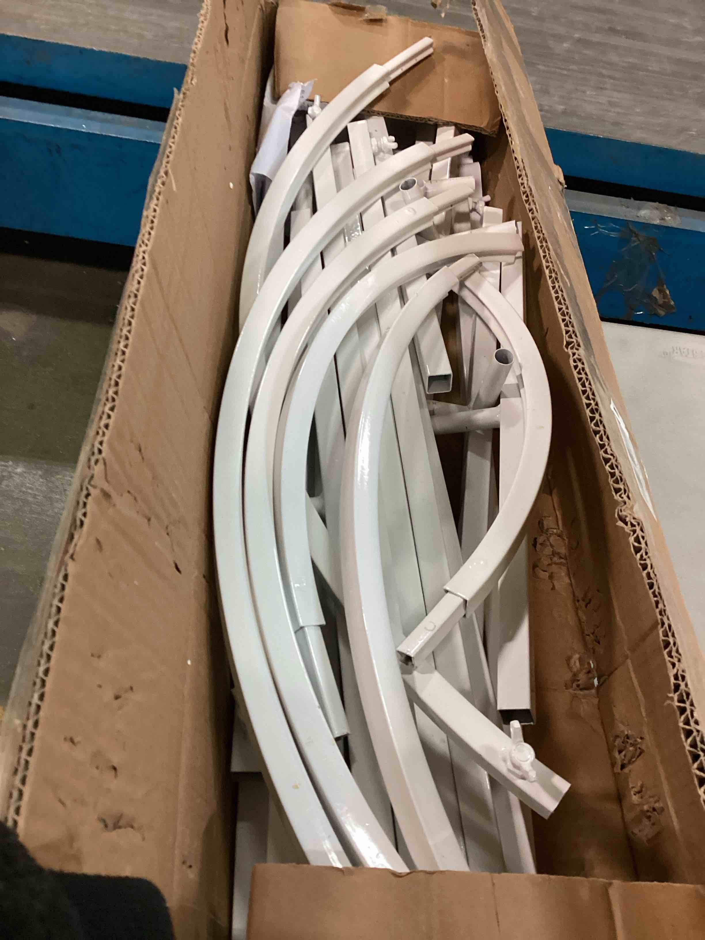 https://s3.amazonaws.com/lotting-images-prod/bidfta/BLU5380777_1703247435946.jpeg