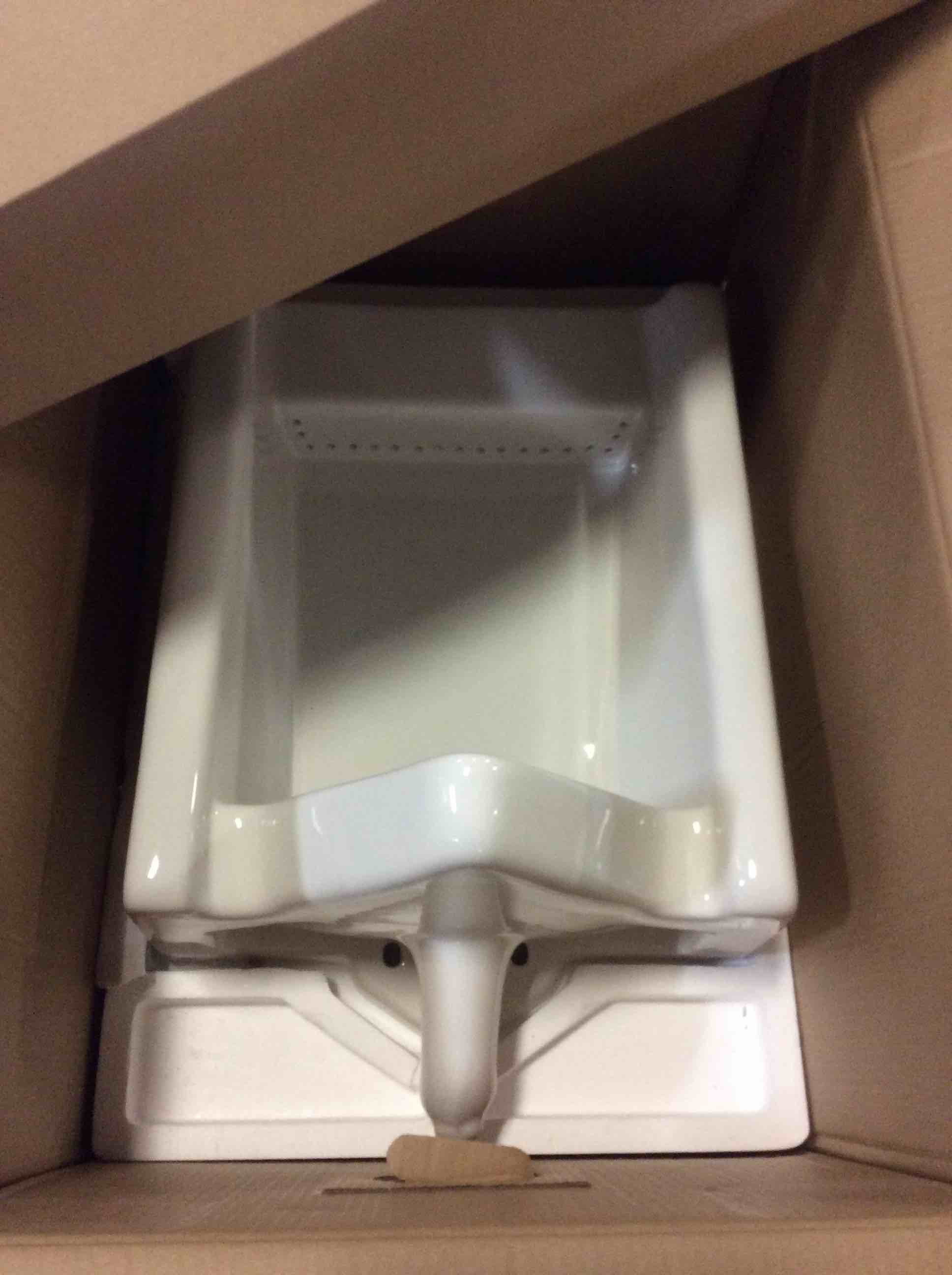 https://s3.amazonaws.com/lotting-images-prod/bidfta/BLU5405889_1694867685404.jpeg