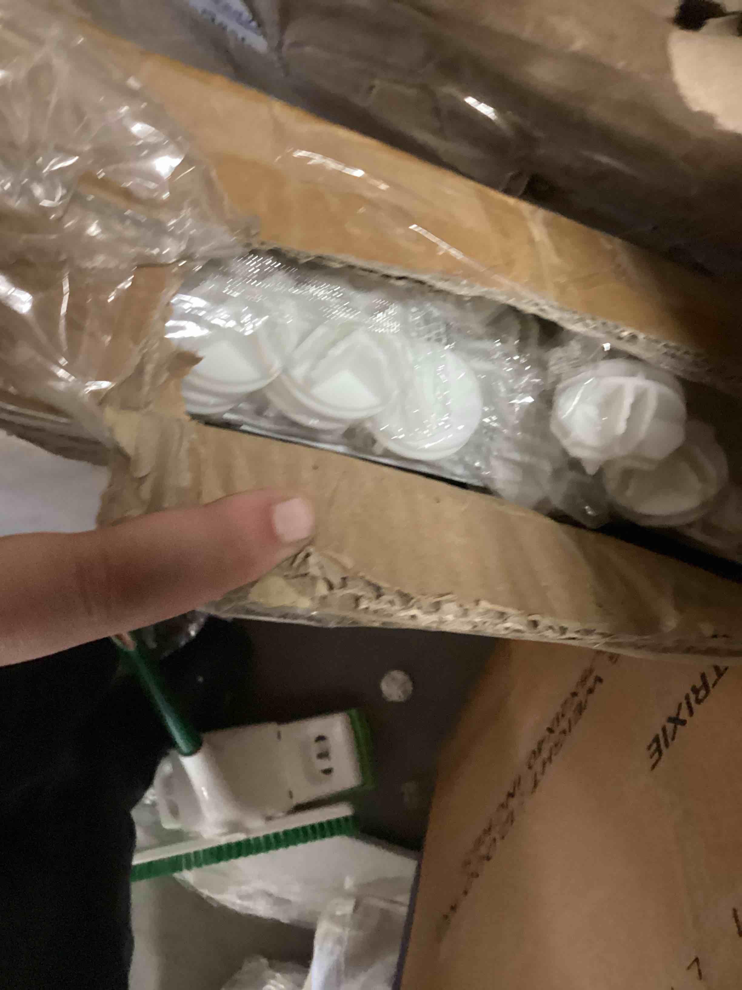 https://s3.amazonaws.com/lotting-images-prod/bidfta/BLU5423121_1702492353311.jpeg