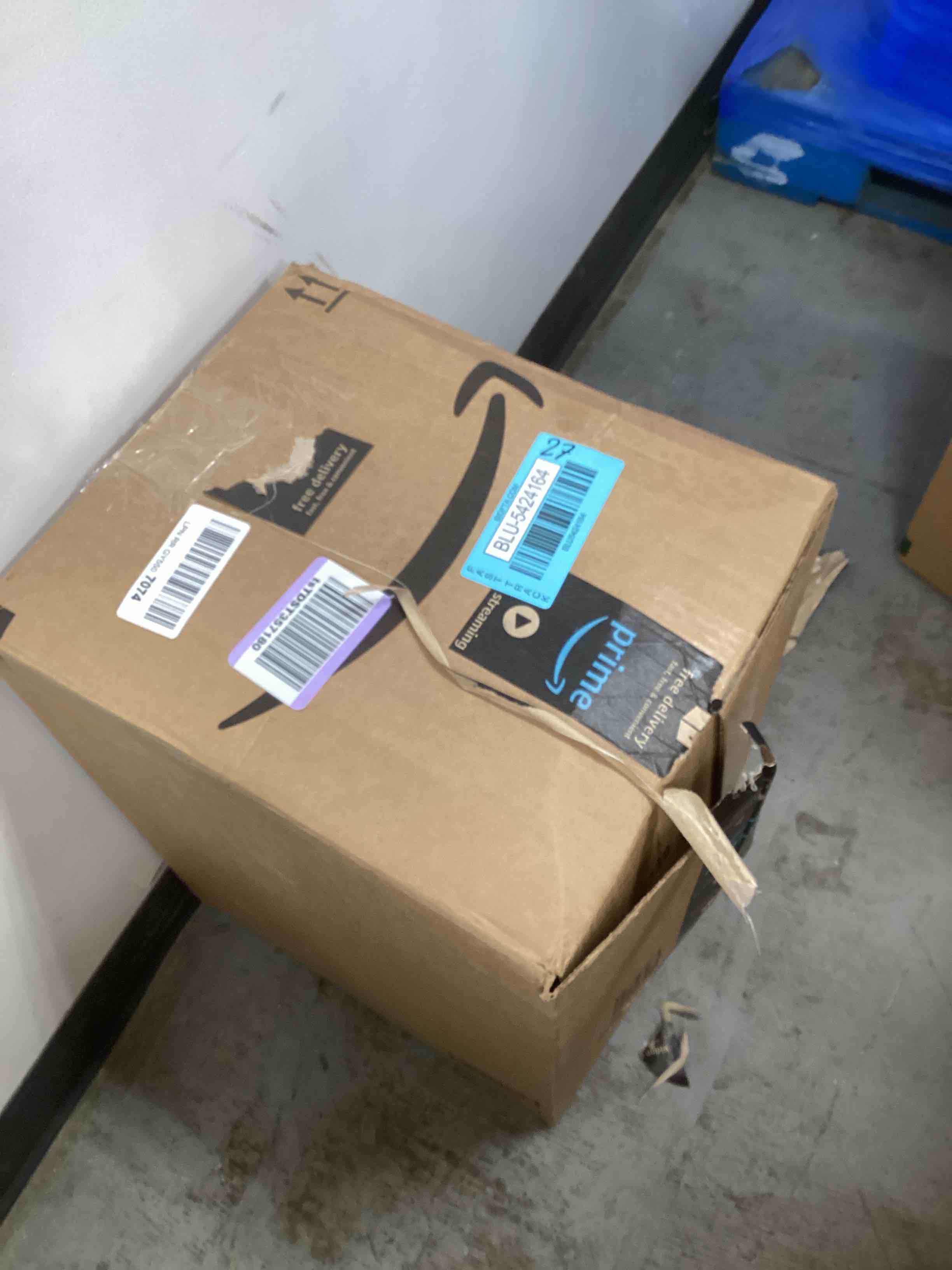 https://s3.amazonaws.com/lotting-images-prod/bidfta/BLU5424164_1705156317477.jpeg