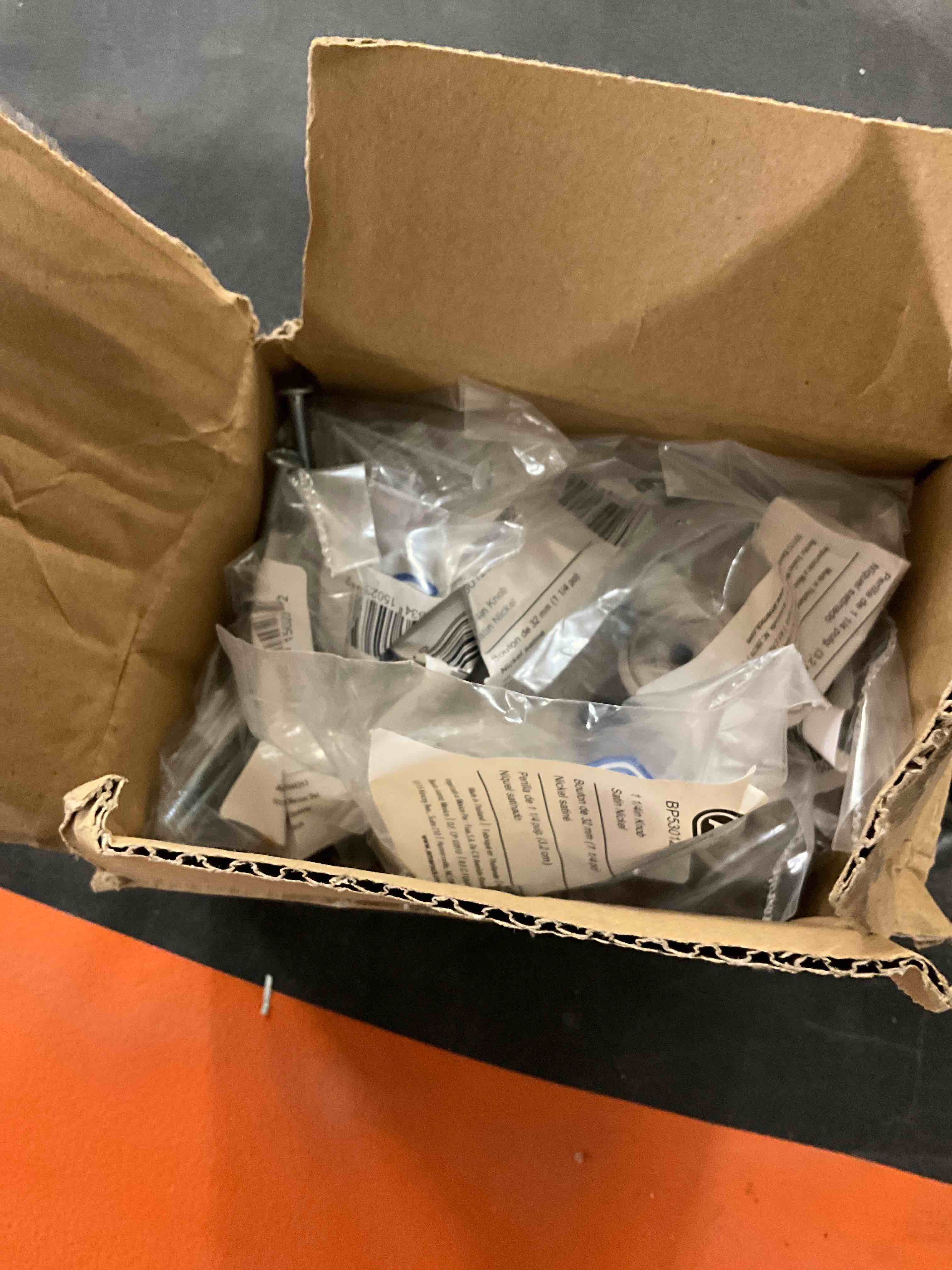https://s3.amazonaws.com/lotting-images-prod/bidfta/BLU5427803_1702664219132.jpeg