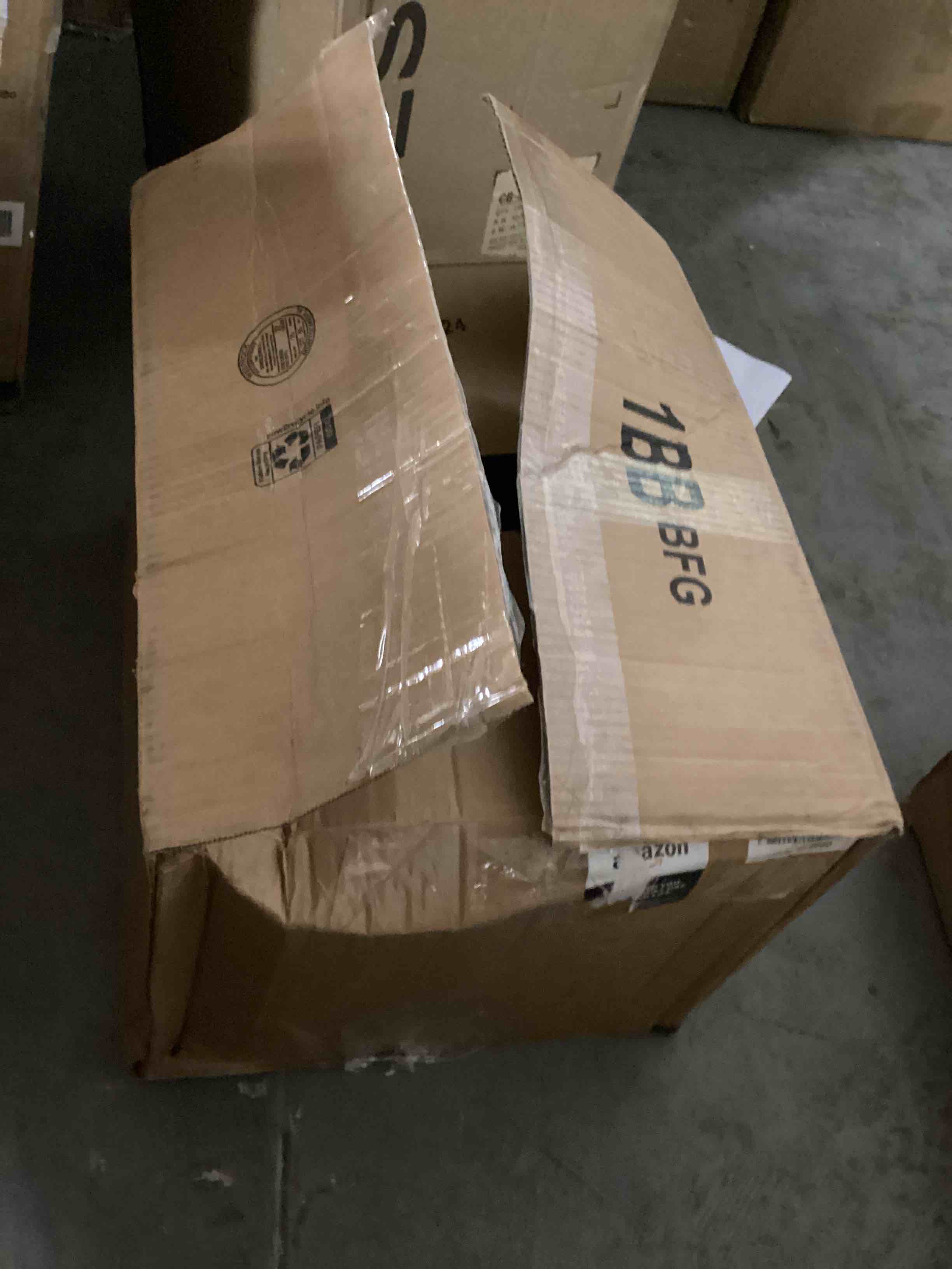 https://s3.amazonaws.com/lotting-images-prod/bidfta/BLU5429898_1700510774538.jpeg