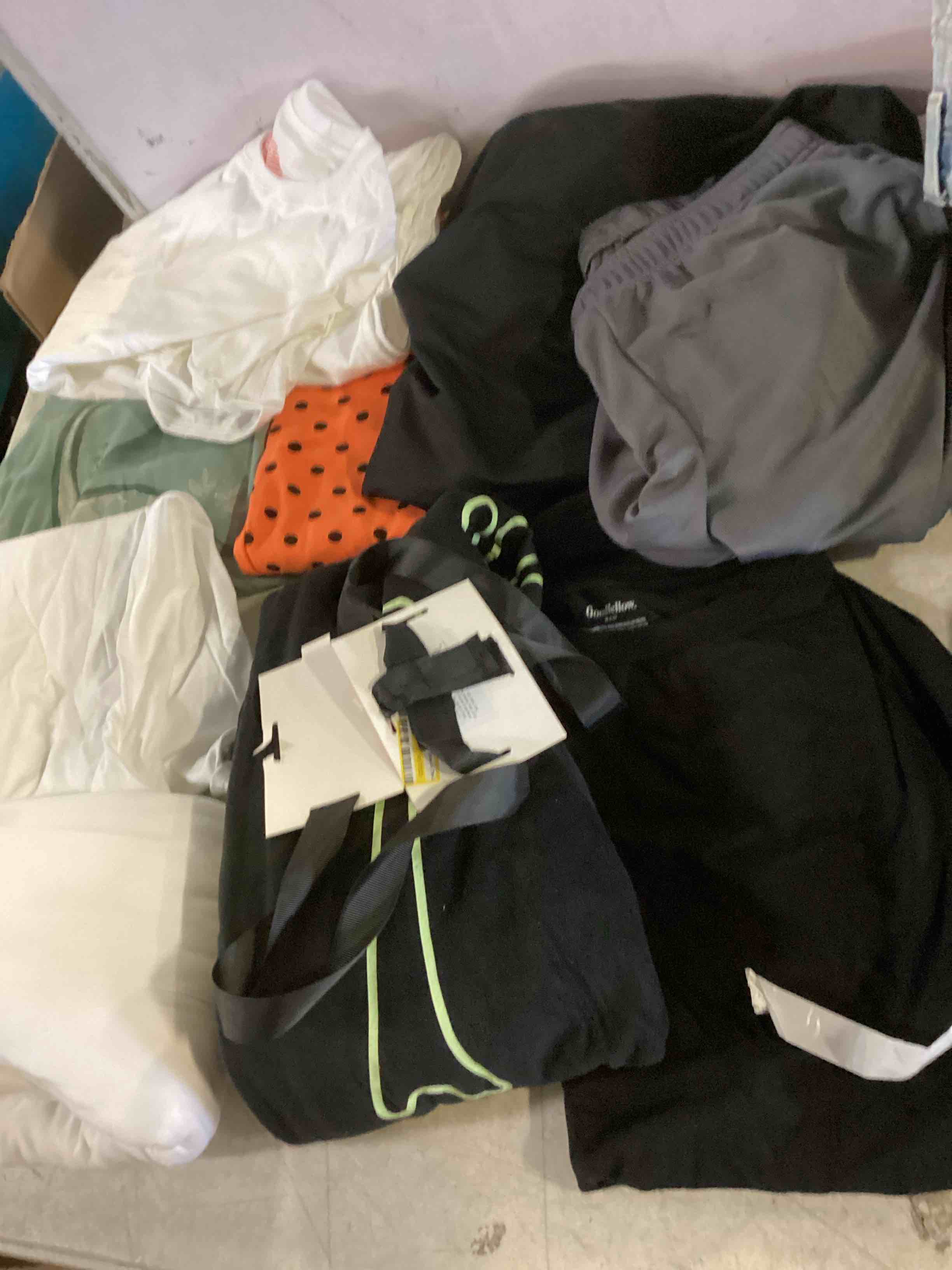 (items will differ from stock photo)Assorted of Variety of Clothing, May include items for Women, Men or Children (Sizes, Styles, Colors and Brands may vary)