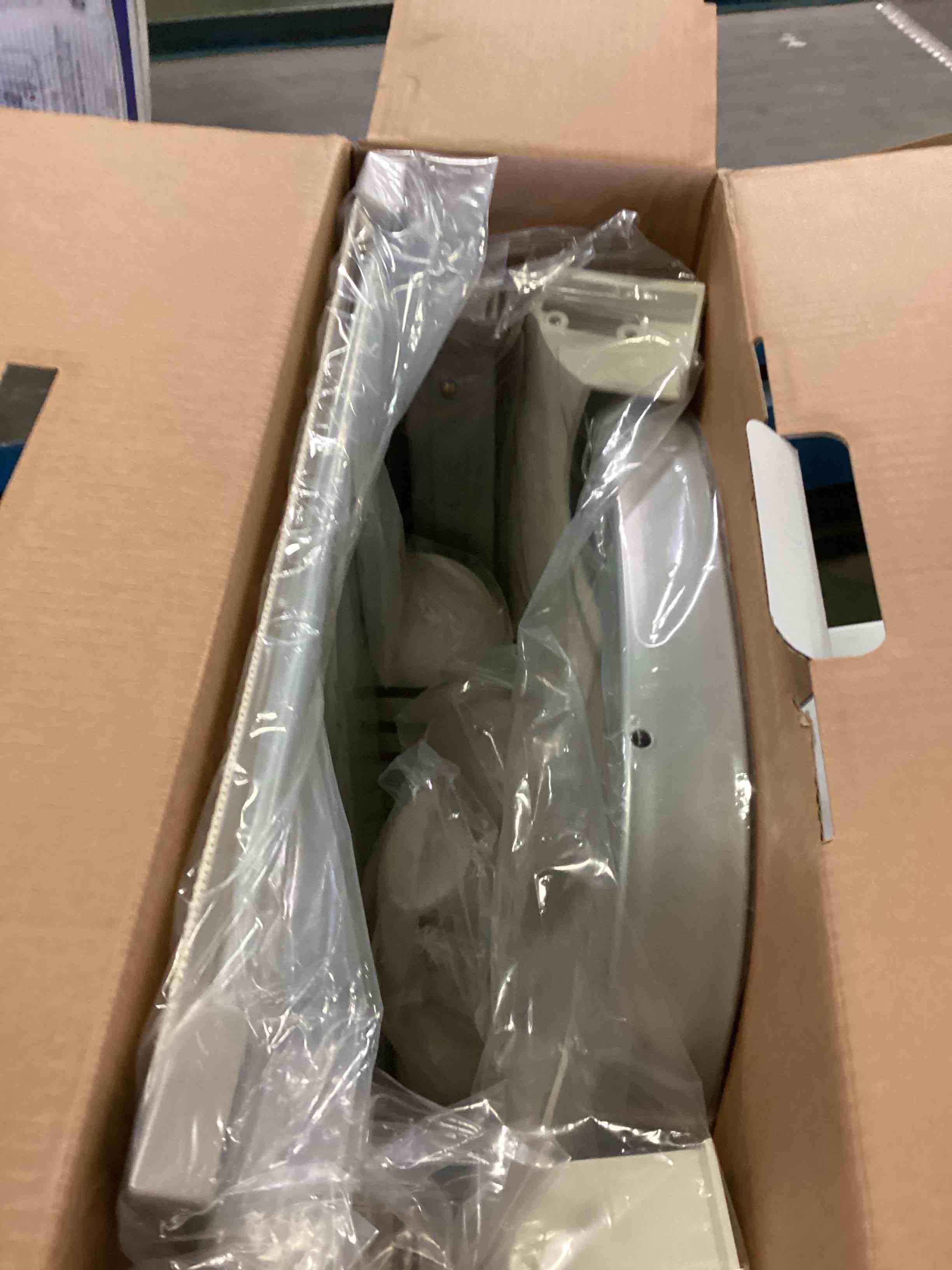 https://s3.amazonaws.com/lotting-images-prod/bidfta/BLU5432769_1699377728170.jpeg