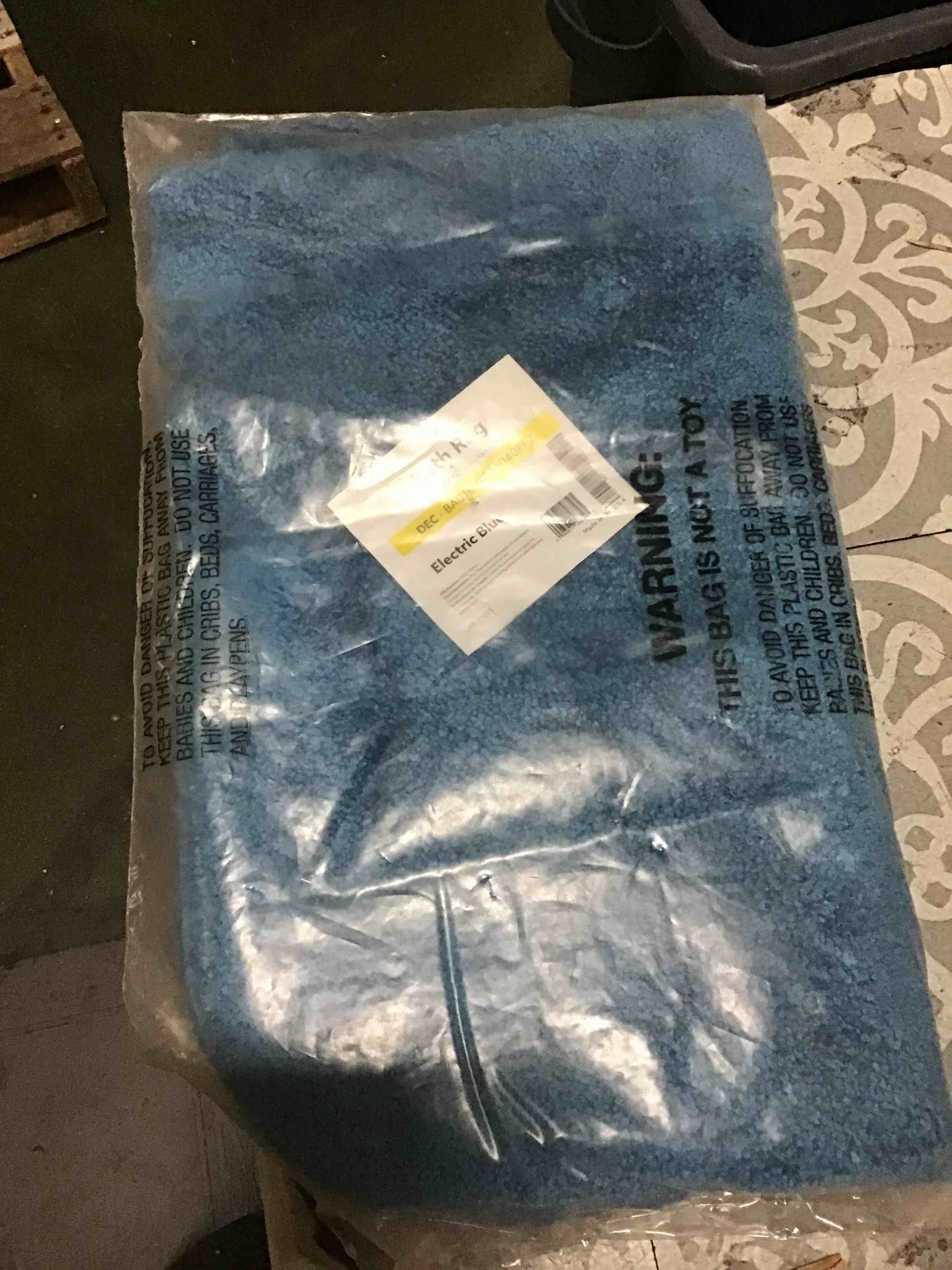 https://s3.amazonaws.com/lotting-images-prod/bidfta/BLU5434297_1699537456913.jpeg