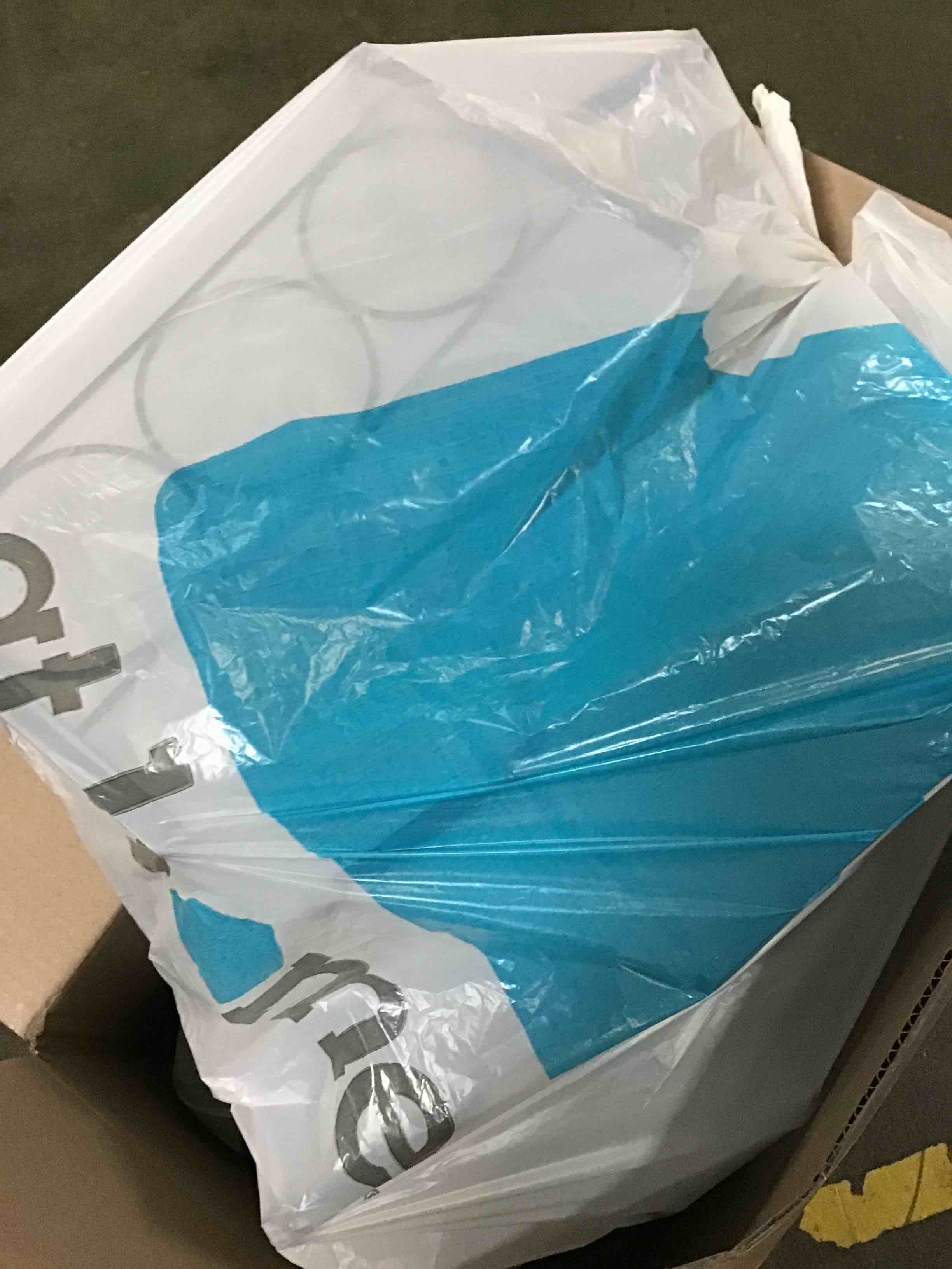 https://s3.amazonaws.com/lotting-images-prod/bidfta/BLU5437048_1699019854758.jpeg