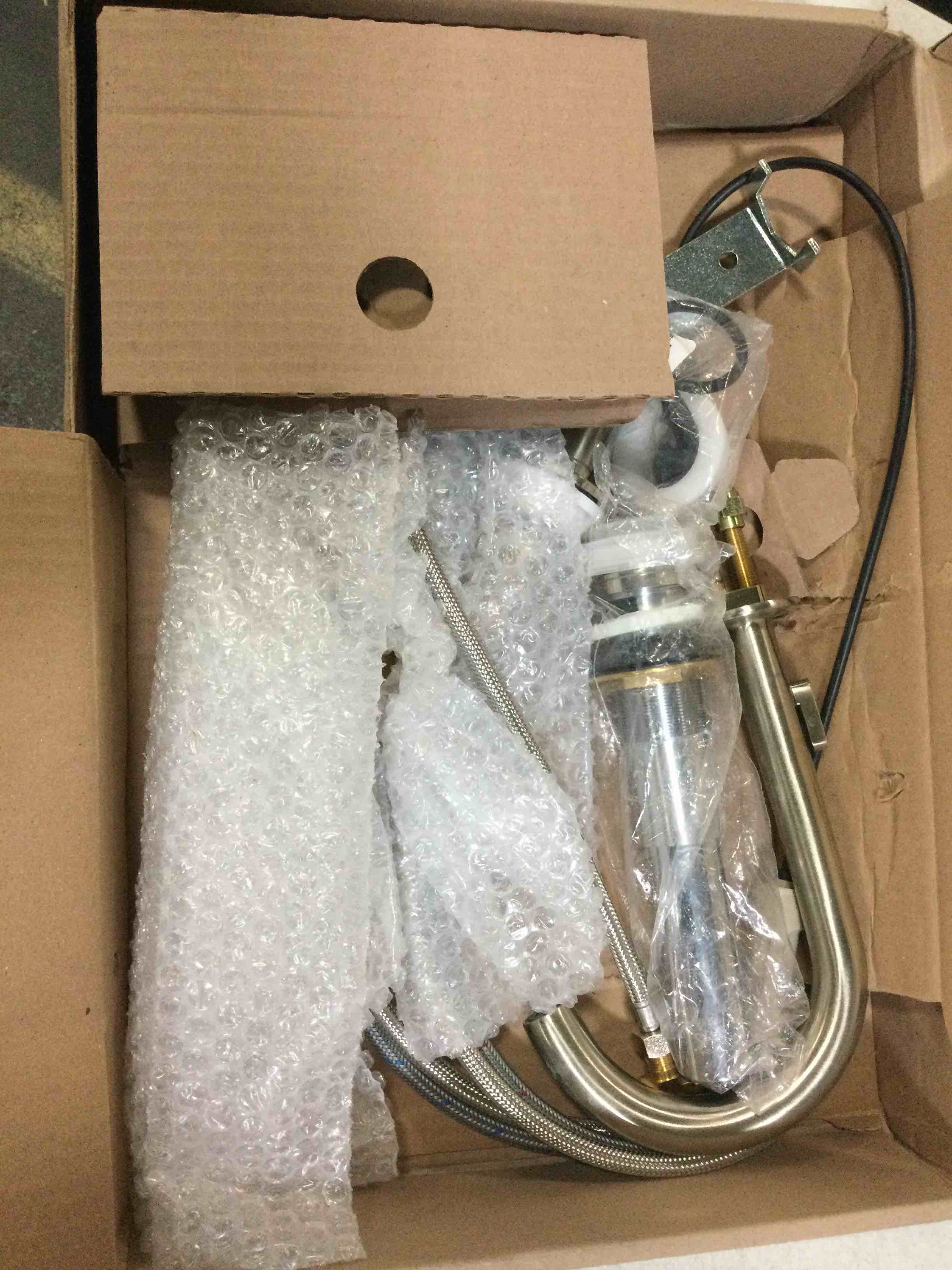 https://s3.amazonaws.com/lotting-images-prod/bidfta/BLU5439992_1698691802448.jpeg
