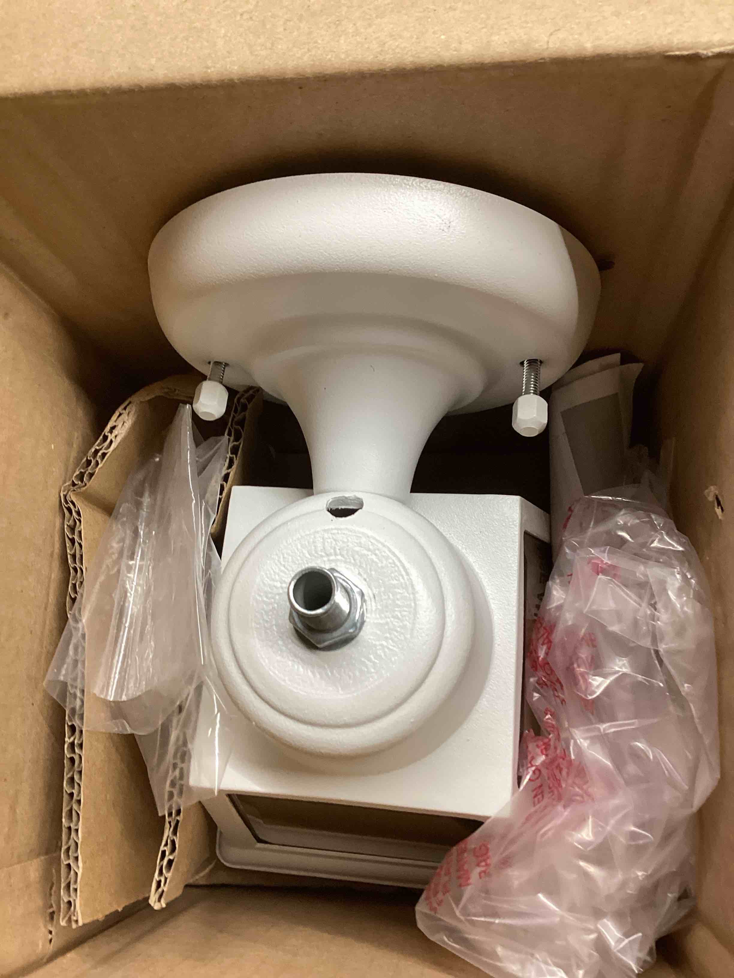 https://s3.amazonaws.com/lotting-images-prod/bidfta/BLU5444508_1701706809812.jpeg
