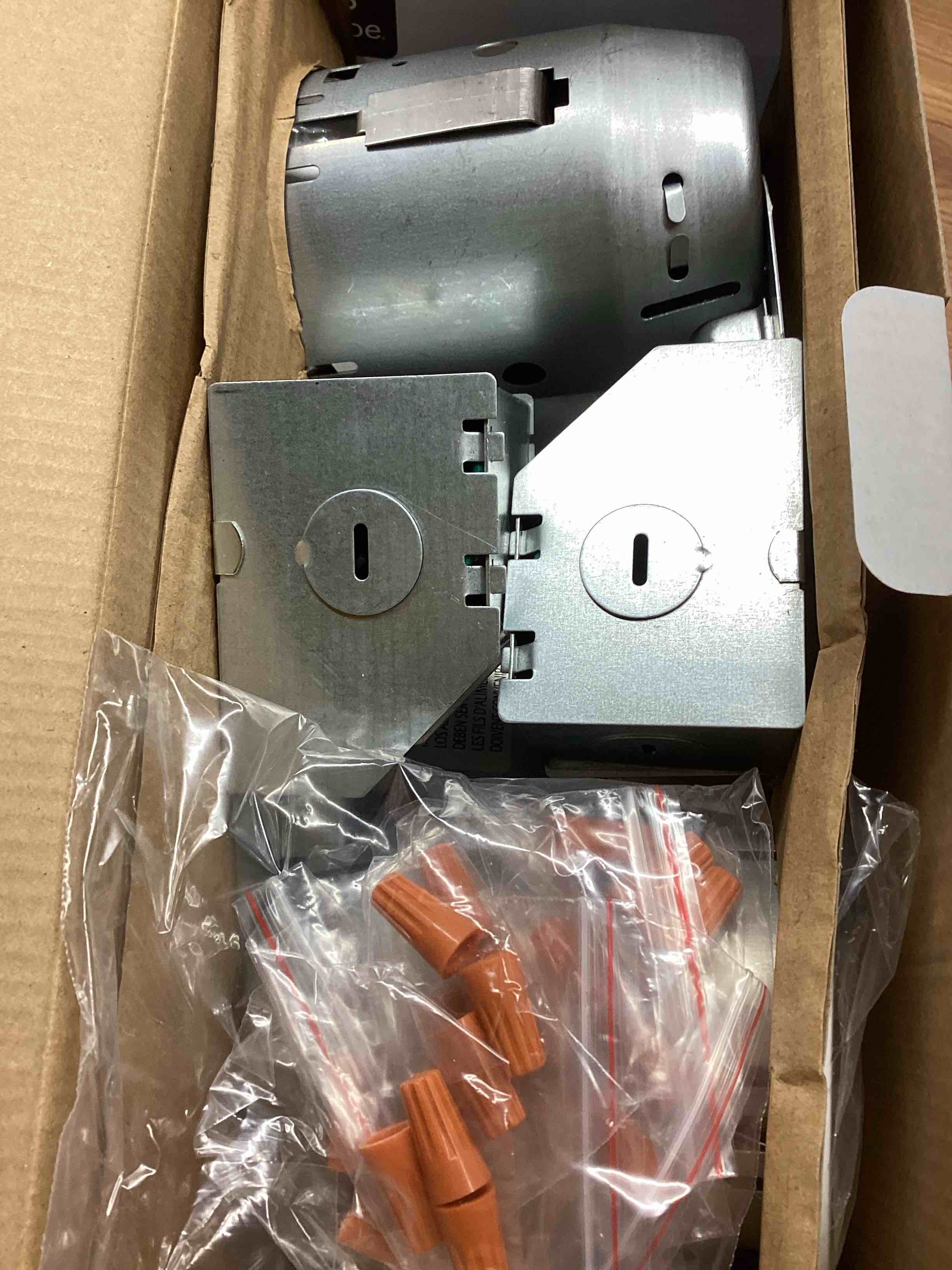 https://s3.amazonaws.com/lotting-images-prod/bidfta/BLU5444784_1702050465349.jpeg