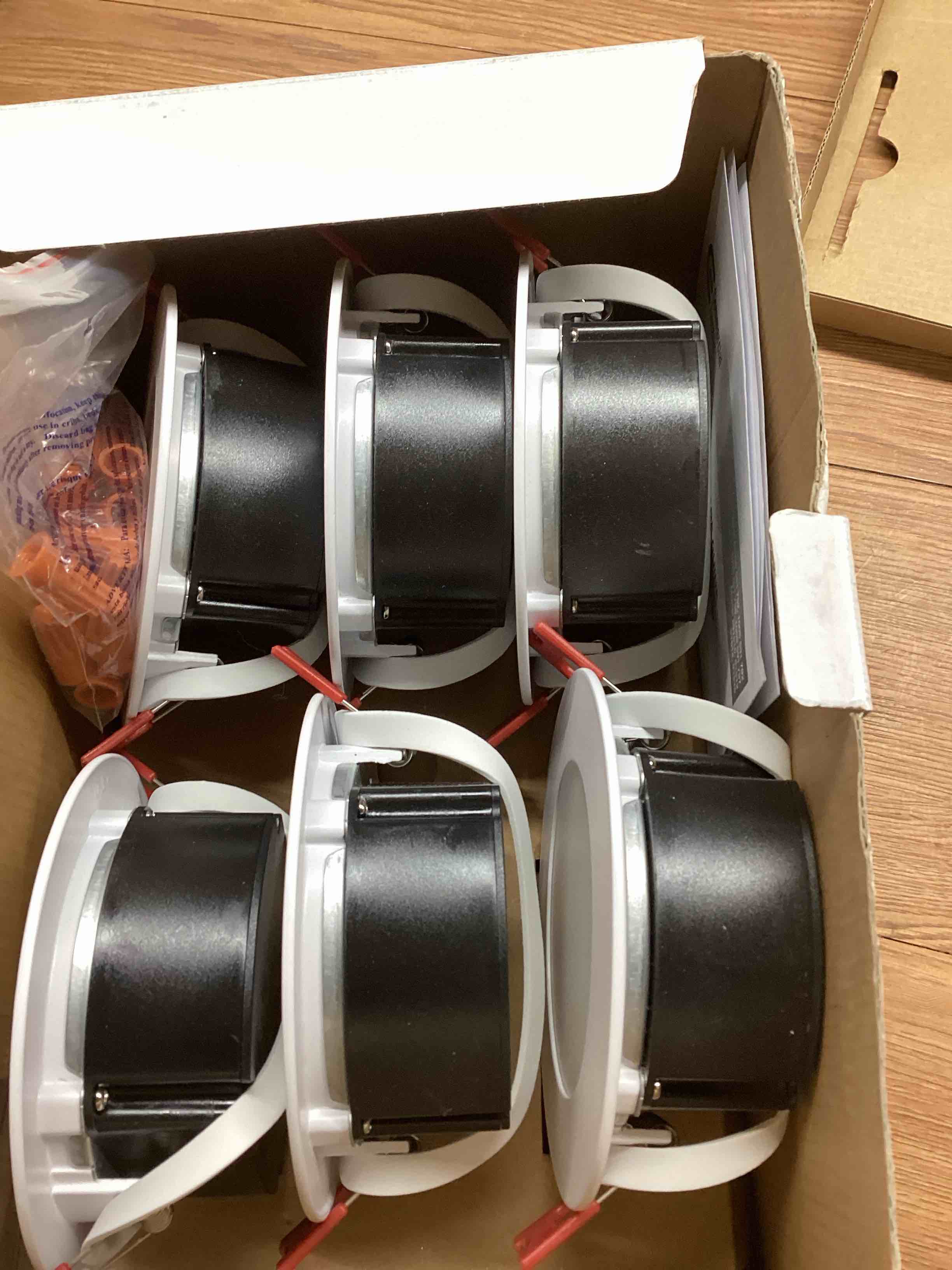 https://s3.amazonaws.com/lotting-images-prod/bidfta/BLU5444849_1702484218382.jpeg