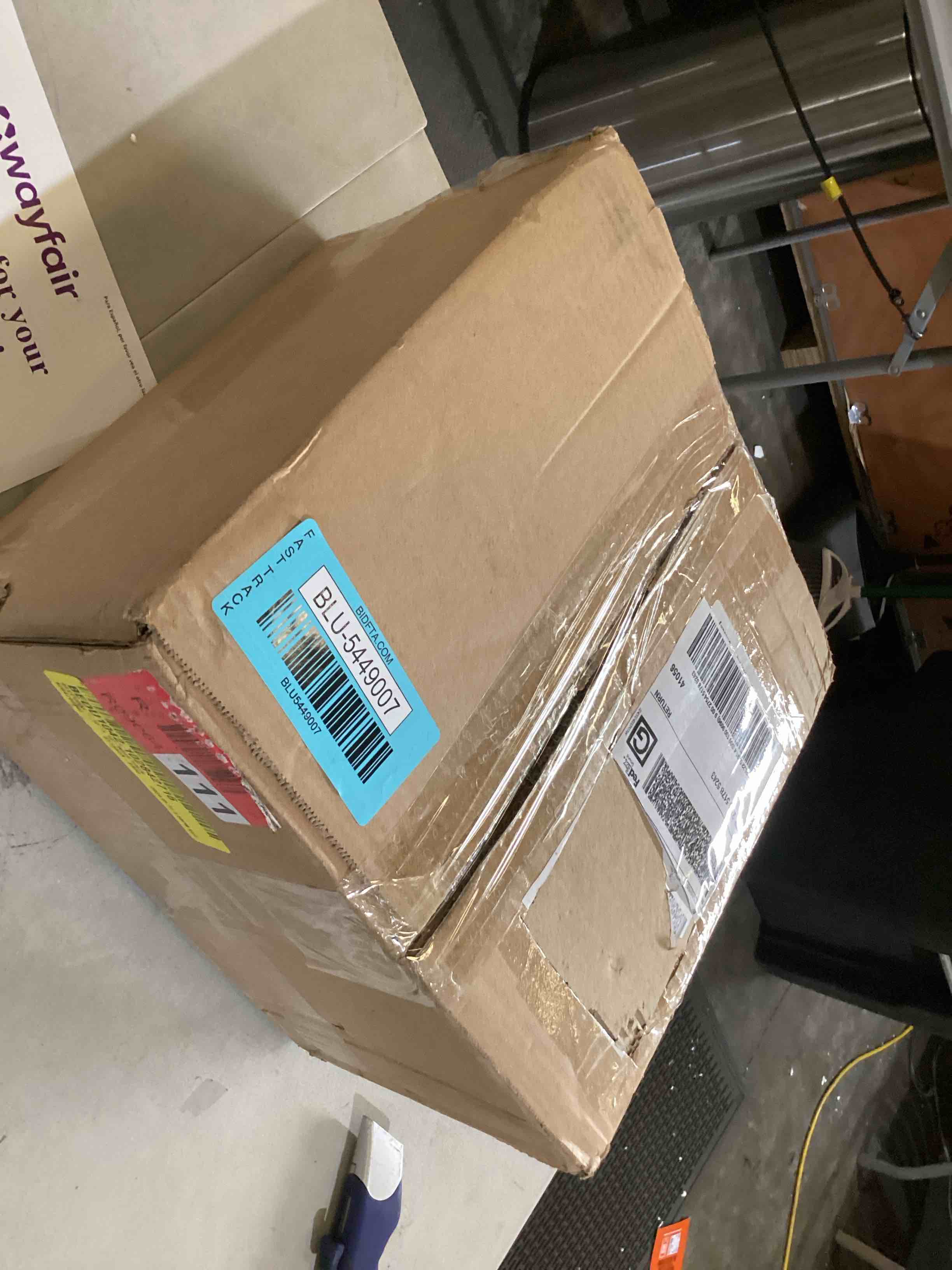 https://s3.amazonaws.com/lotting-images-prod/bidfta/BLU5449007_1721675701864.jpeg