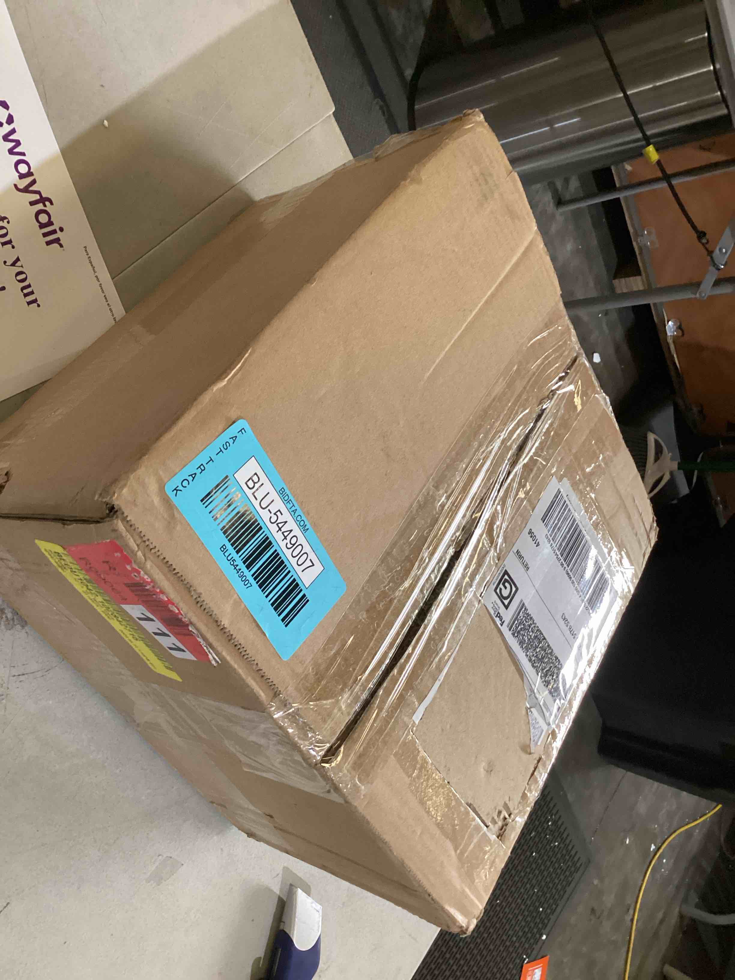 https://s3.amazonaws.com/lotting-images-prod/bidfta/BLU5449007_1721675702653.jpeg