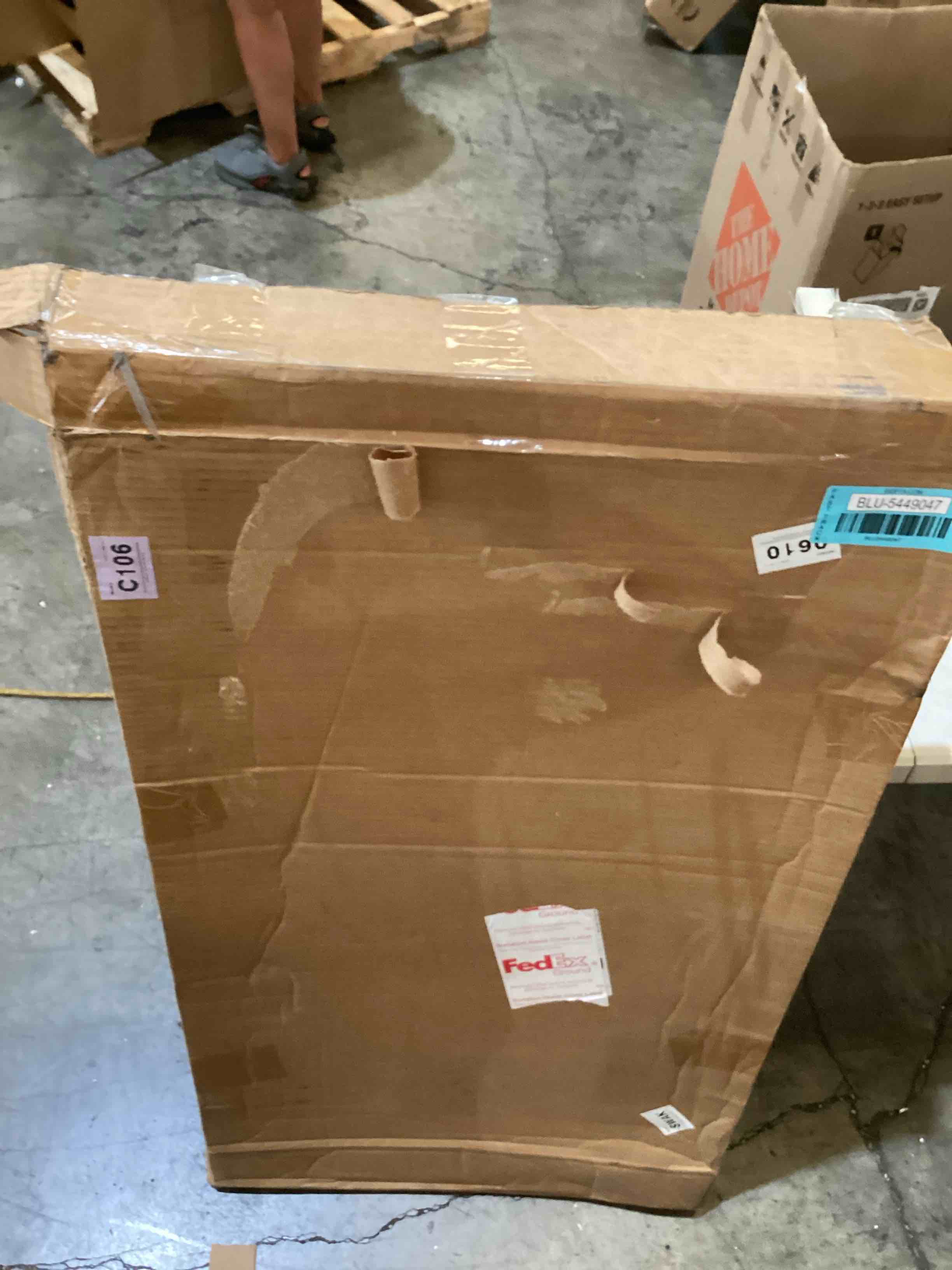 https://s3.amazonaws.com/lotting-images-prod/bidfta/BLU5449047_1721764917371.jpeg