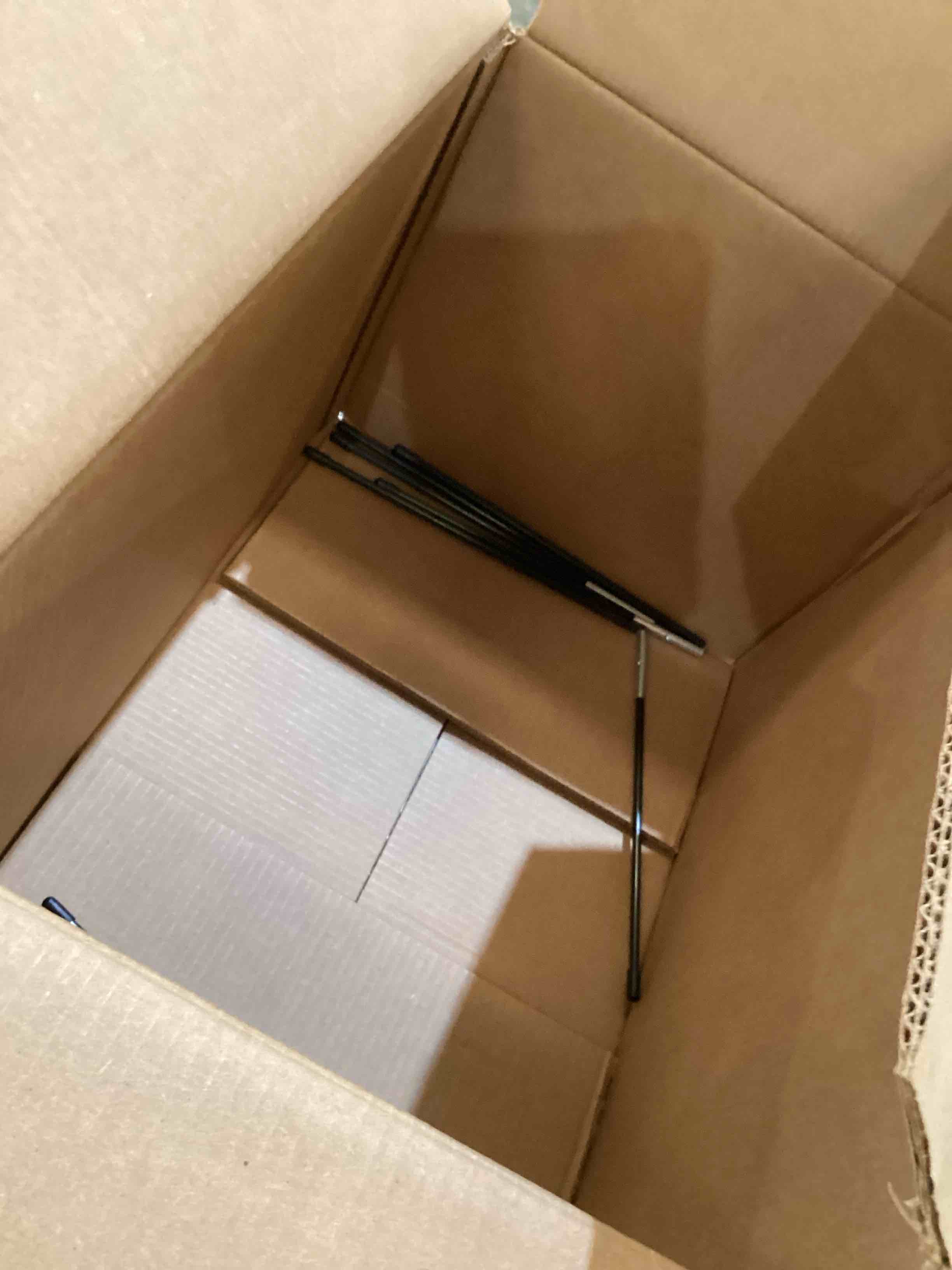 https://s3.amazonaws.com/lotting-images-prod/bidfta/BLU5449141_1722275993999.jpeg