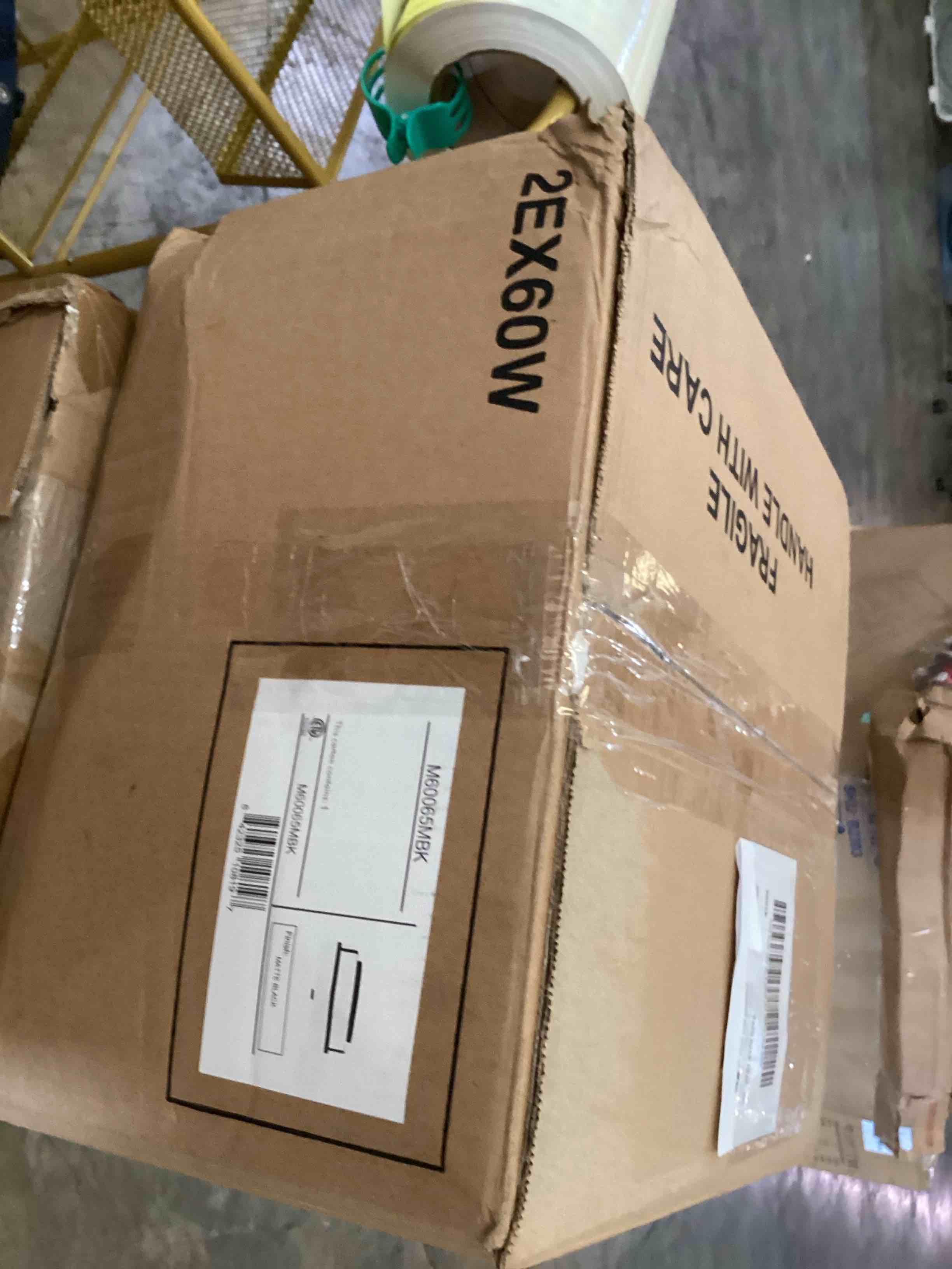 https://s3.amazonaws.com/lotting-images-prod/bidfta/BLU5449640_1724768683669.jpeg