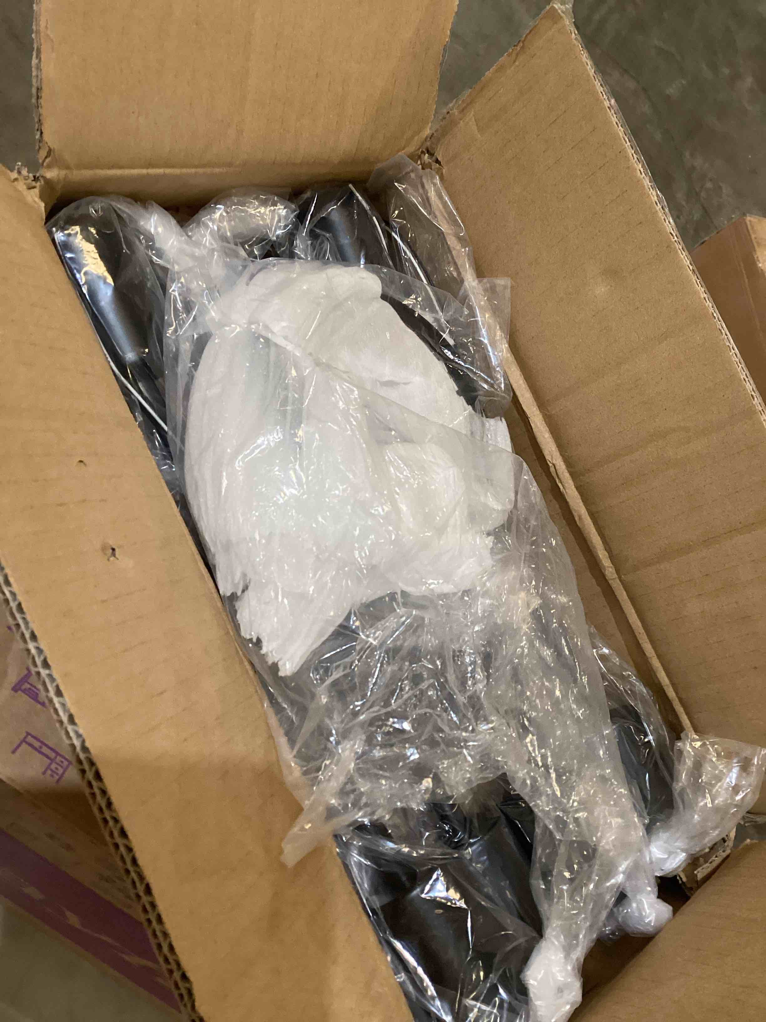 https://s3.amazonaws.com/lotting-images-prod/bidfta/BLU5451437_1714582505916.jpeg