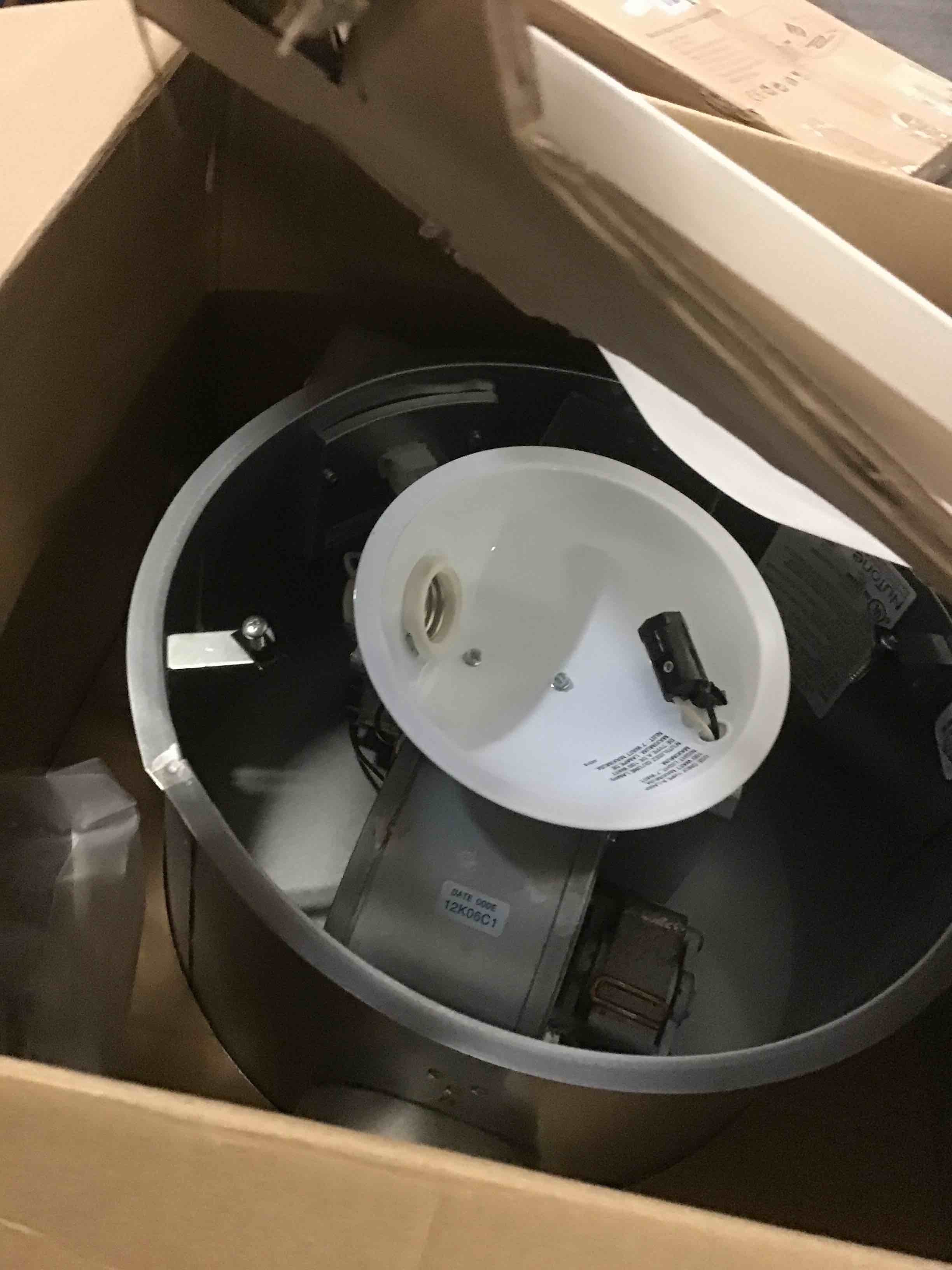 https://s3.amazonaws.com/lotting-images-prod/bidfta/BLU5456121_1698328439836.jpeg