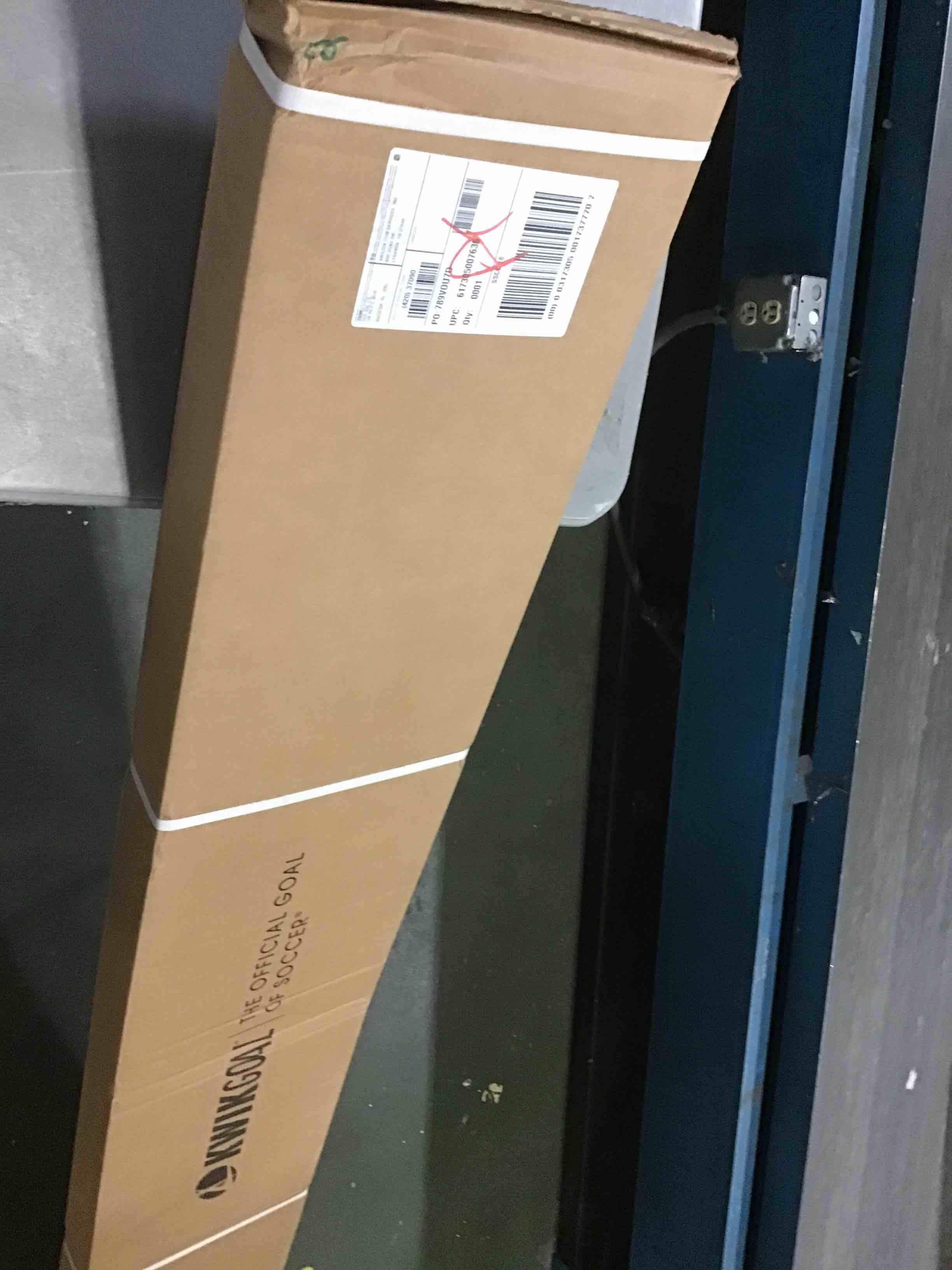 https://s3.amazonaws.com/lotting-images-prod/bidfta/BLU5456265_1698419169524.jpeg