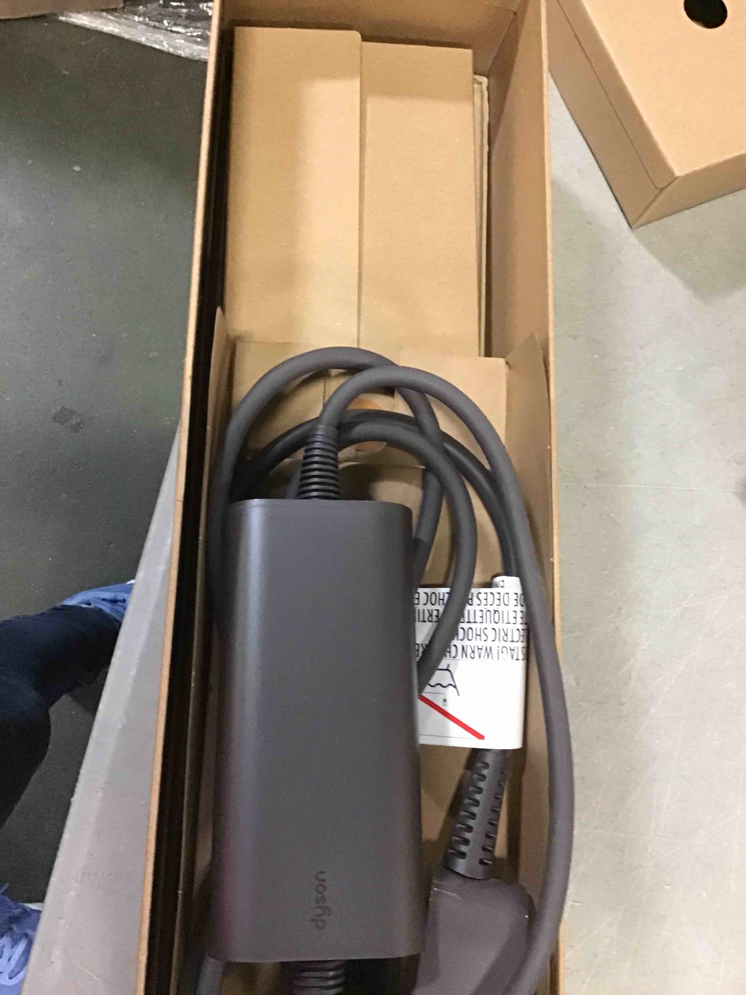 https://s3.amazonaws.com/lotting-images-prod/bidfta/BLU5457487_1698247728212.jpeg