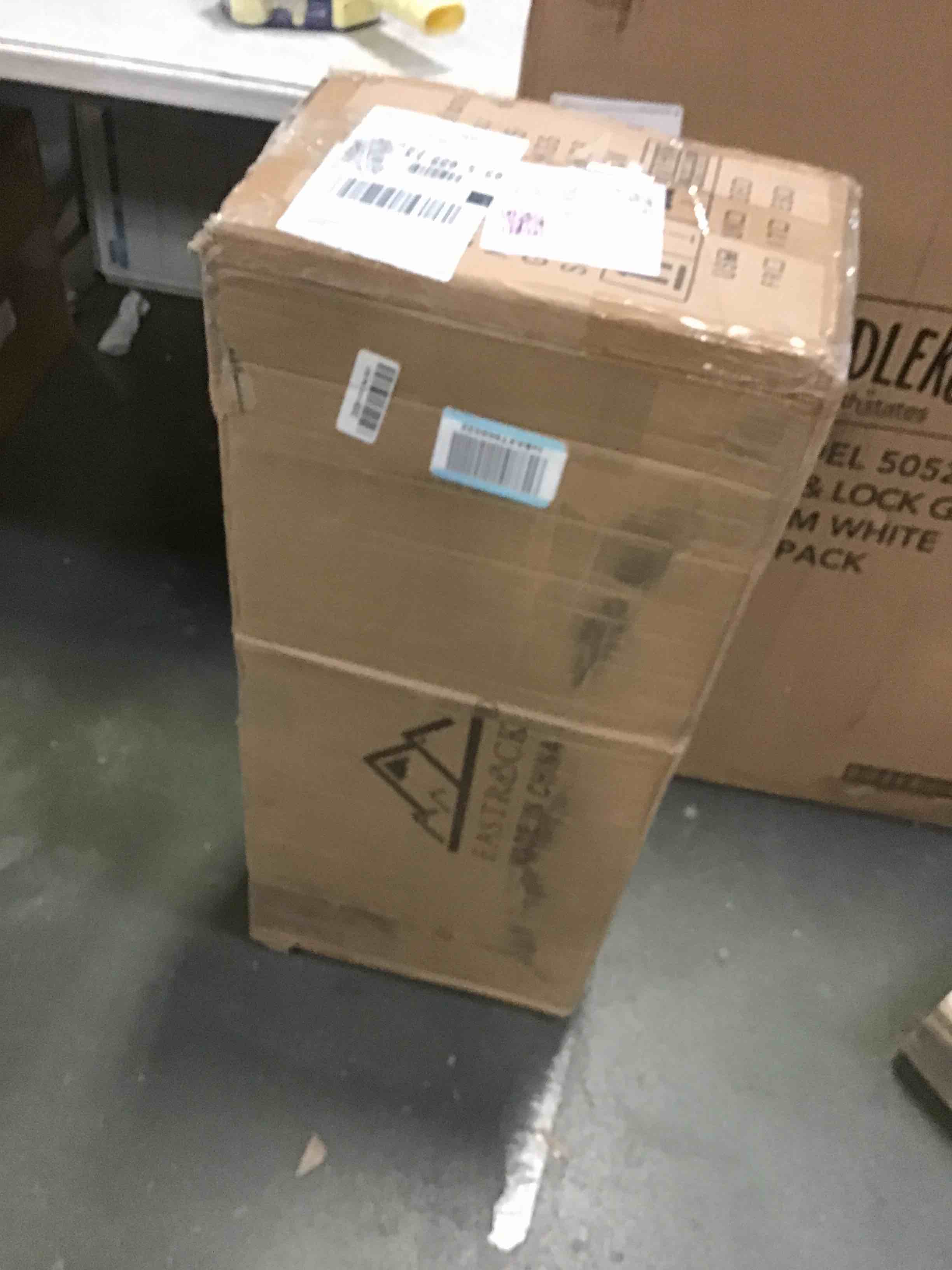 https://s3.amazonaws.com/lotting-images-prod/bidfta/BLU5460367_1698868741339.jpeg