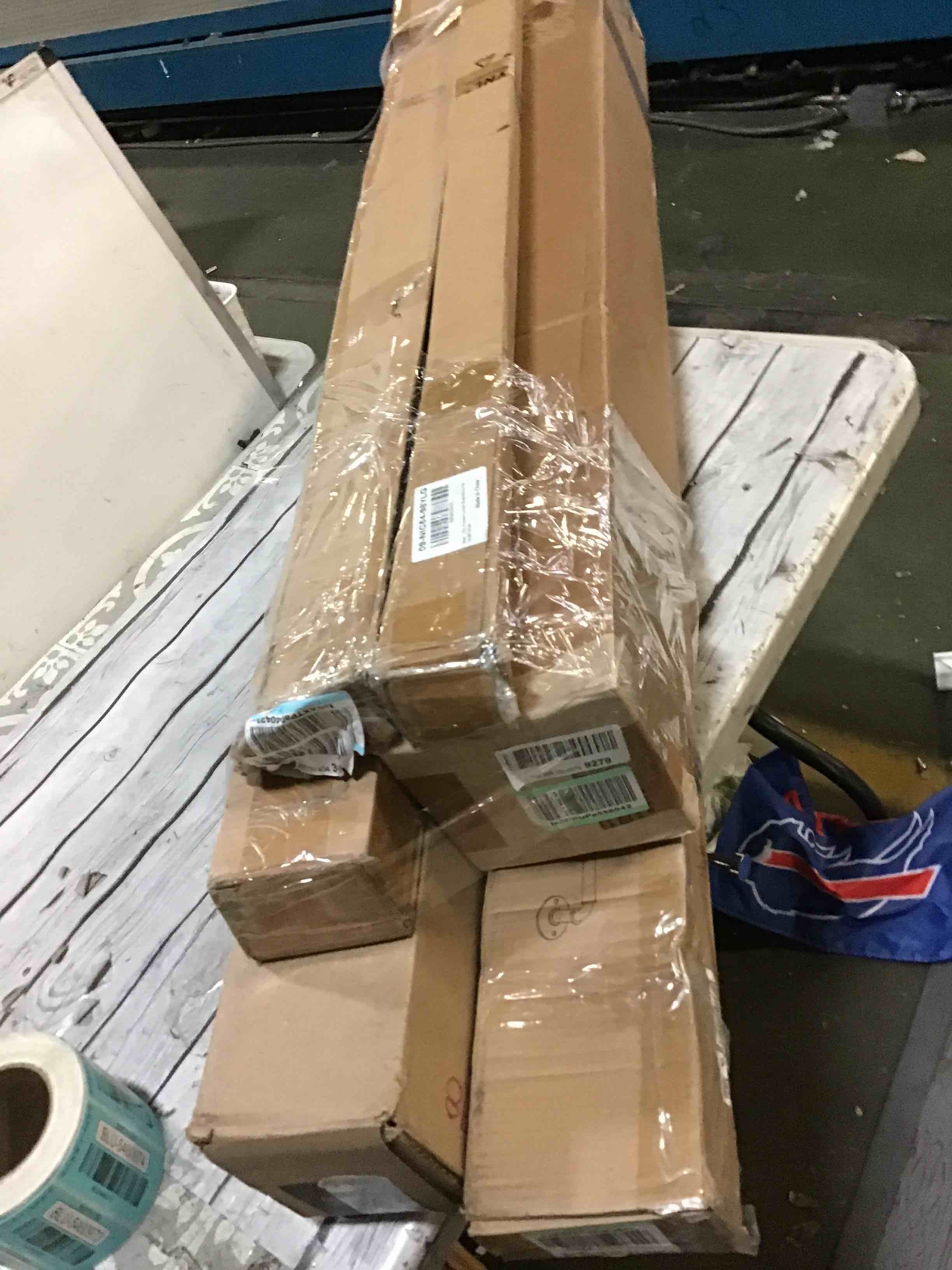 https://s3.amazonaws.com/lotting-images-prod/bidfta/BLU5460971_1698690430379.jpeg