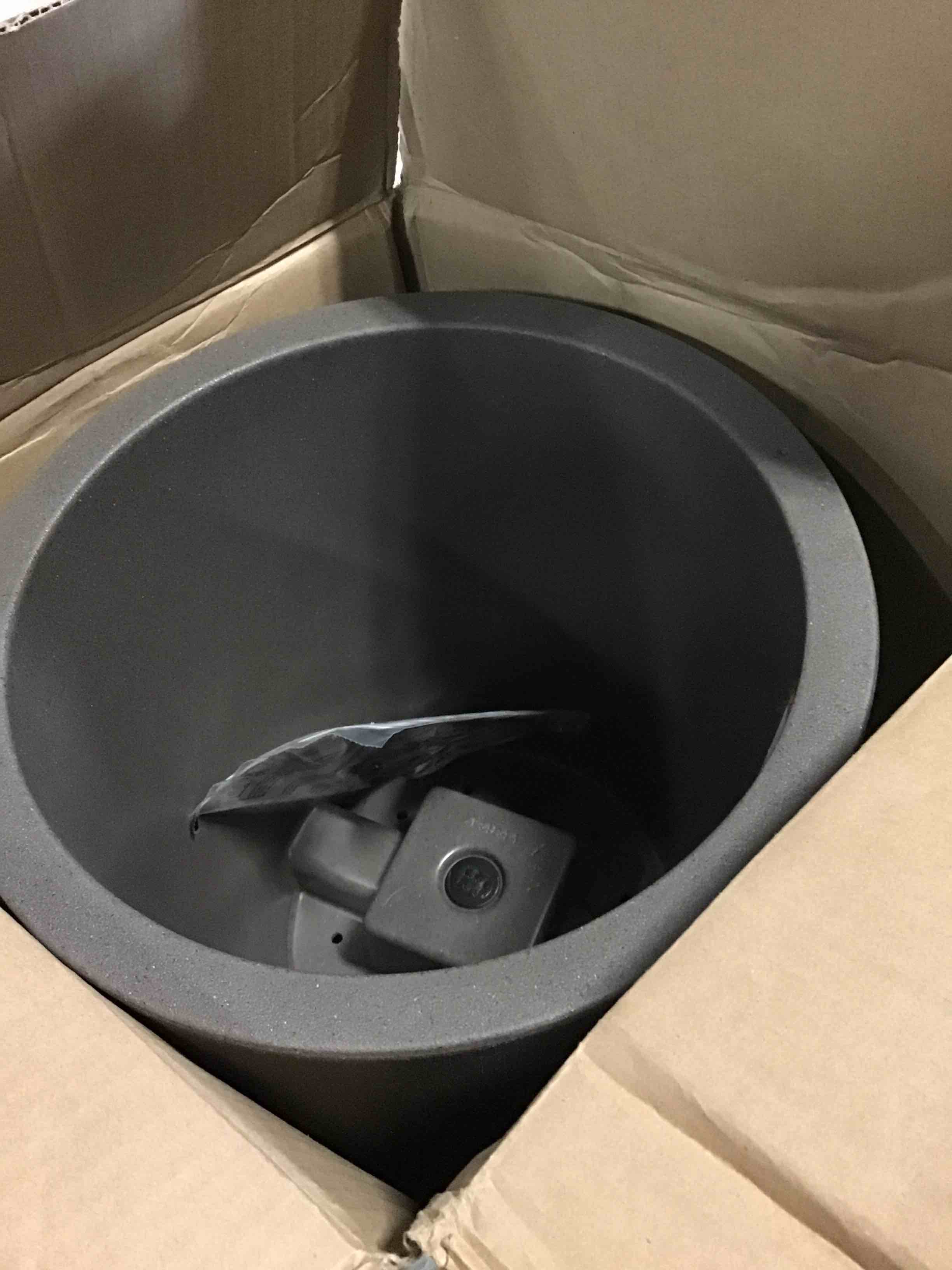 https://s3.amazonaws.com/lotting-images-prod/bidfta/BLU5462379_1698410934013.jpeg
