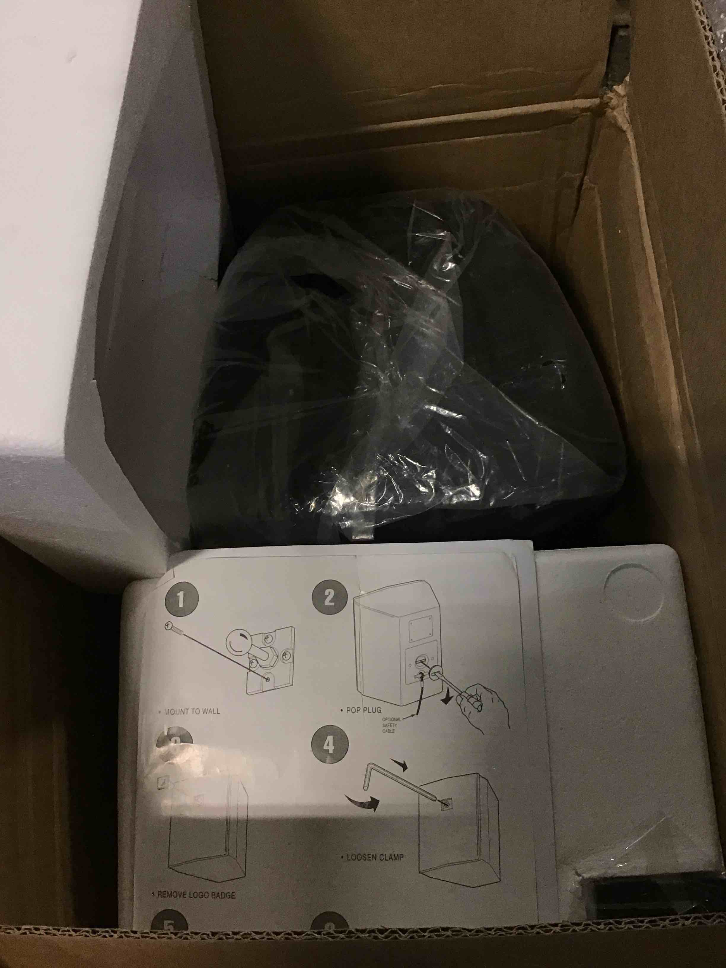 https://s3.amazonaws.com/lotting-images-prod/bidfta/BLU5465496_1698418450522.jpeg
