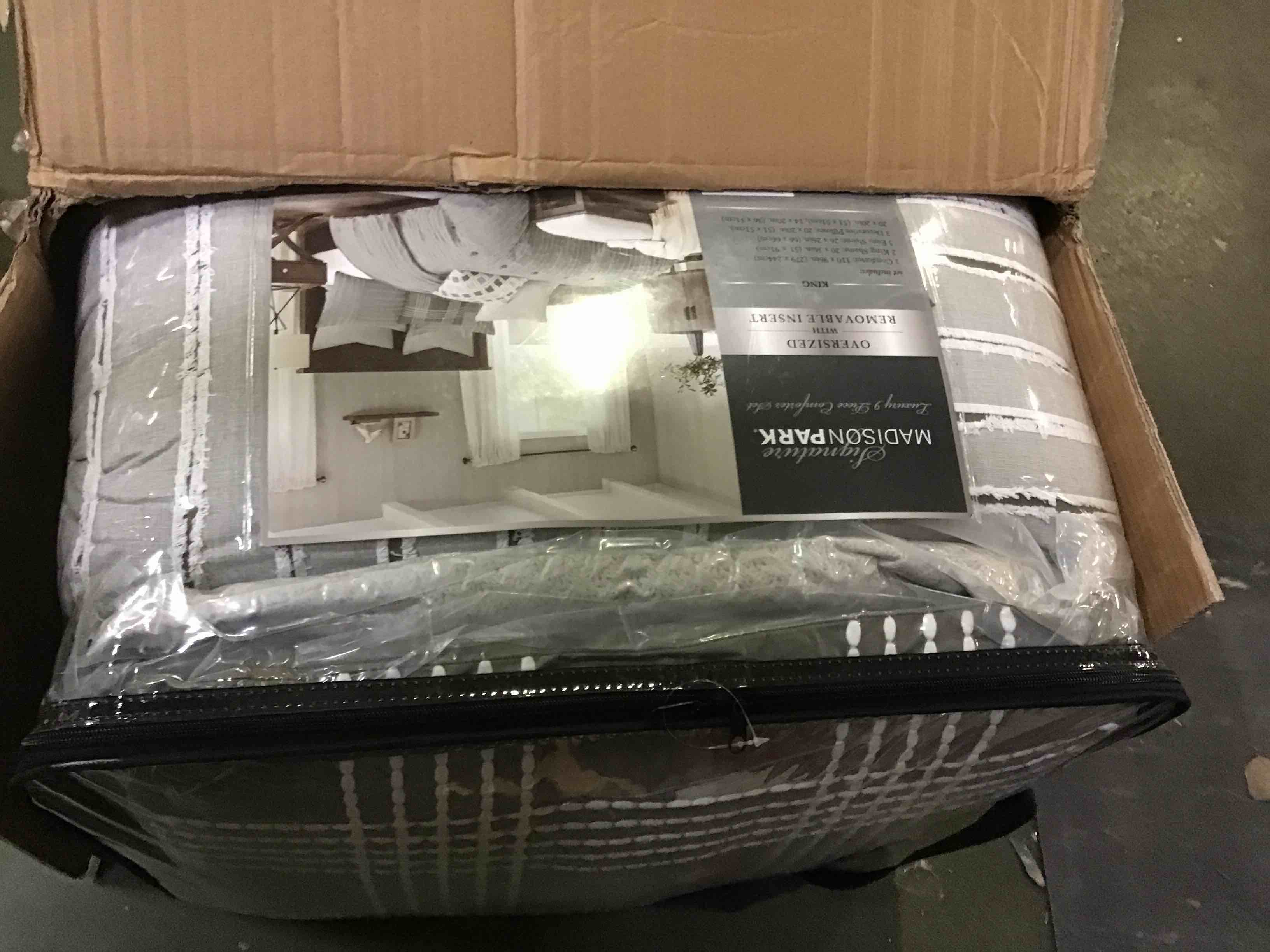 https://s3.amazonaws.com/lotting-images-prod/bidfta/BLU5466491_1698245238394.jpeg