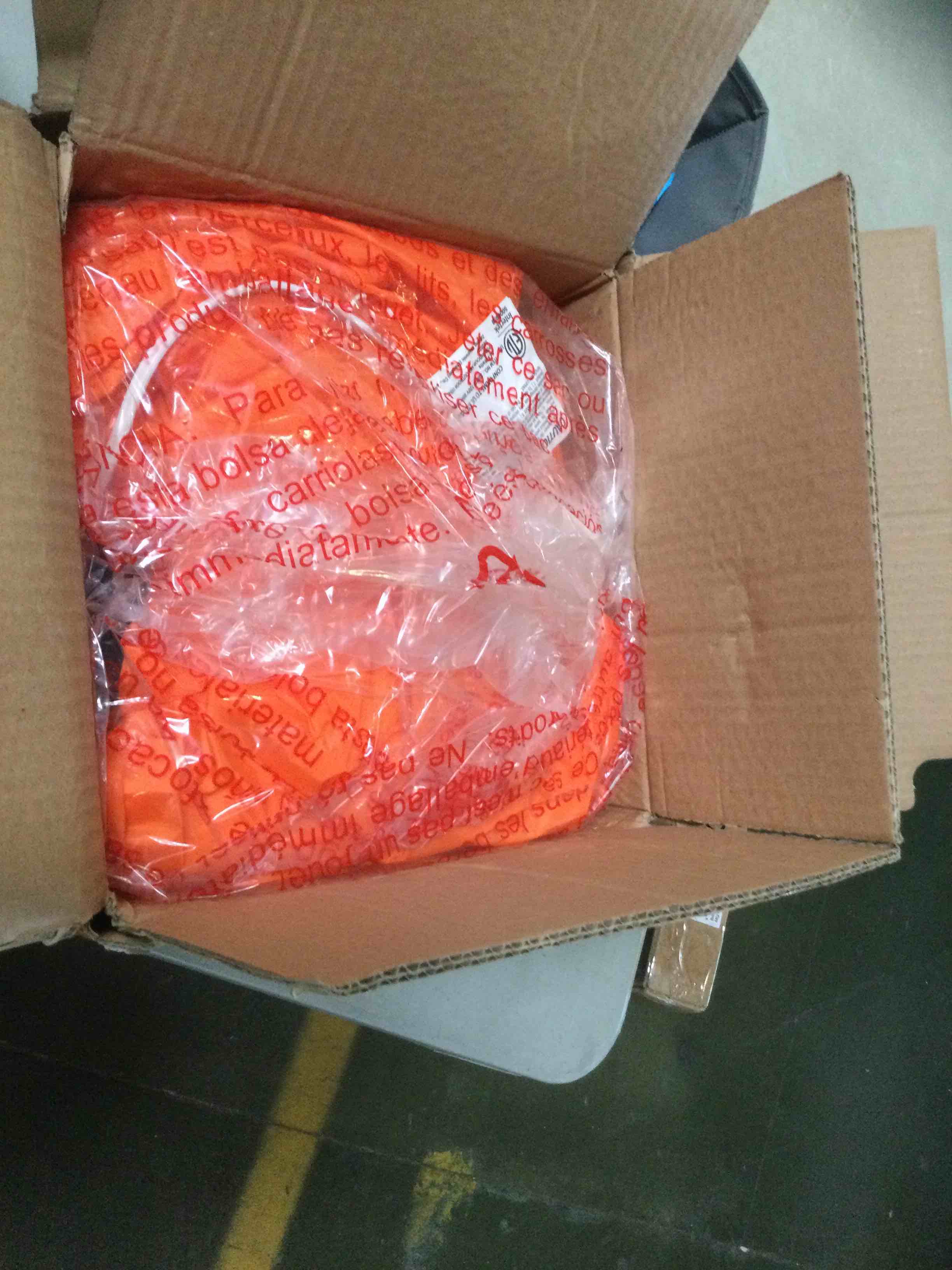 https://s3.amazonaws.com/lotting-images-prod/bidfta/BLU5467198_1698851733552.jpeg