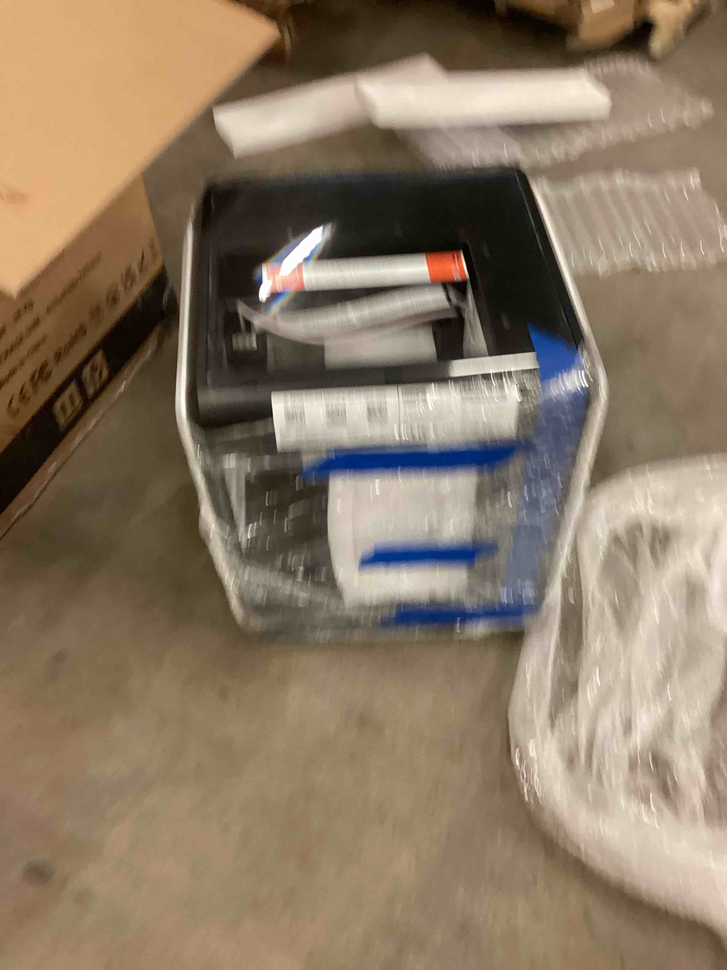https://s3.amazonaws.com/lotting-images-prod/bidfta/BLU5472795_1700583842631.jpeg