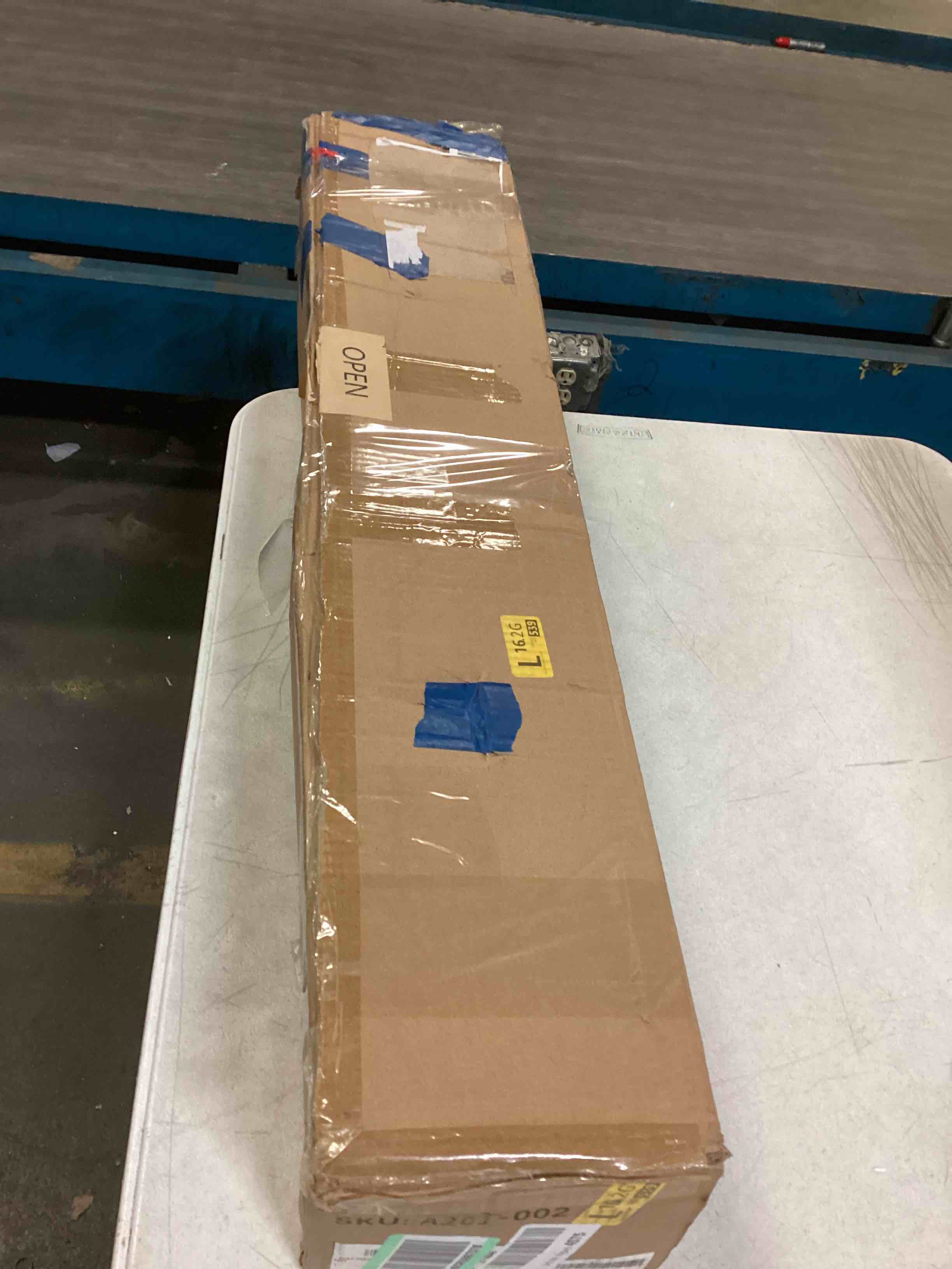 https://s3.amazonaws.com/lotting-images-prod/bidfta/BLU5483563_1700680268389.jpeg