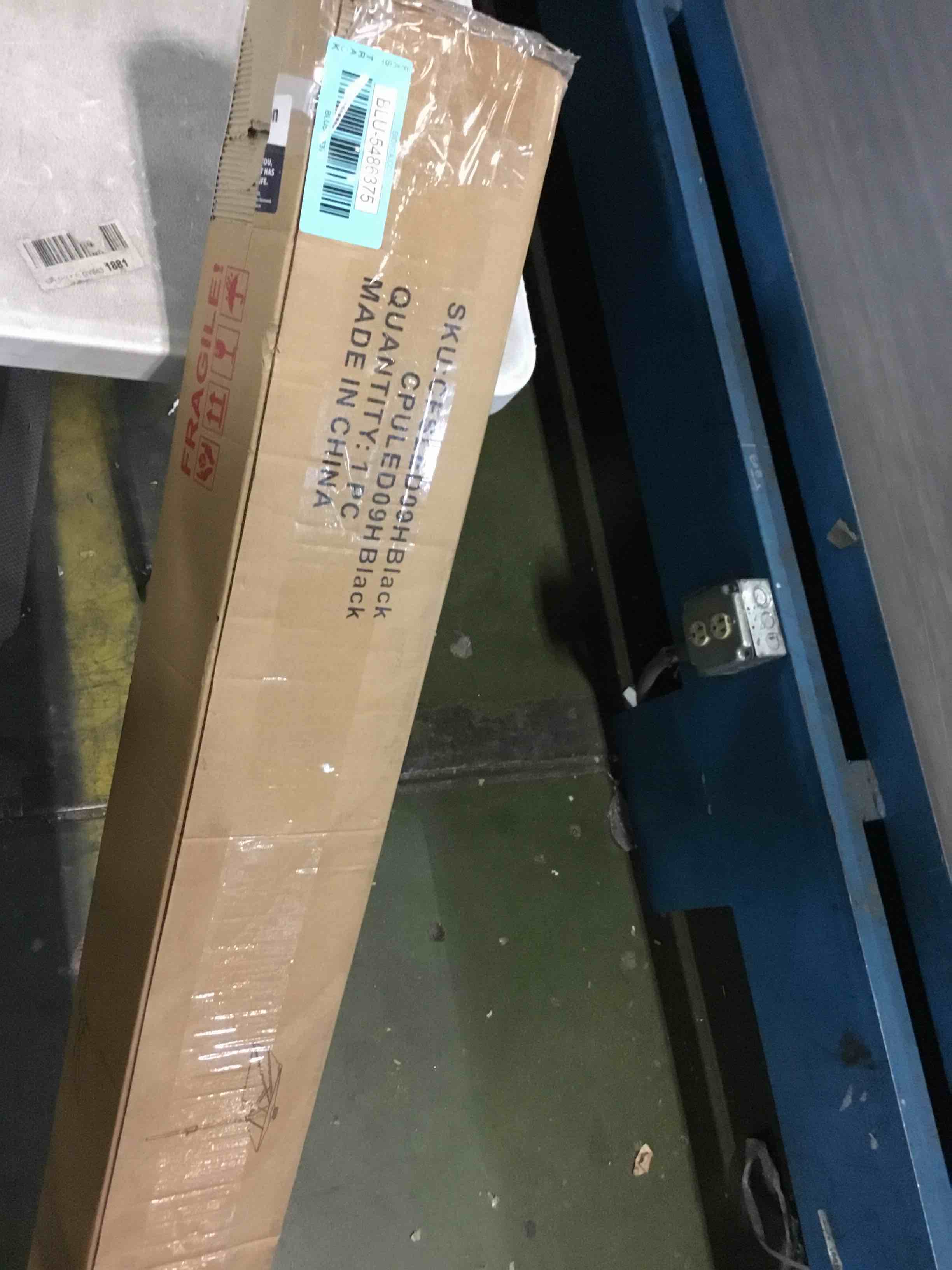 https://s3.amazonaws.com/lotting-images-prod/bidfta/BLU5486375_1700585051723.jpeg