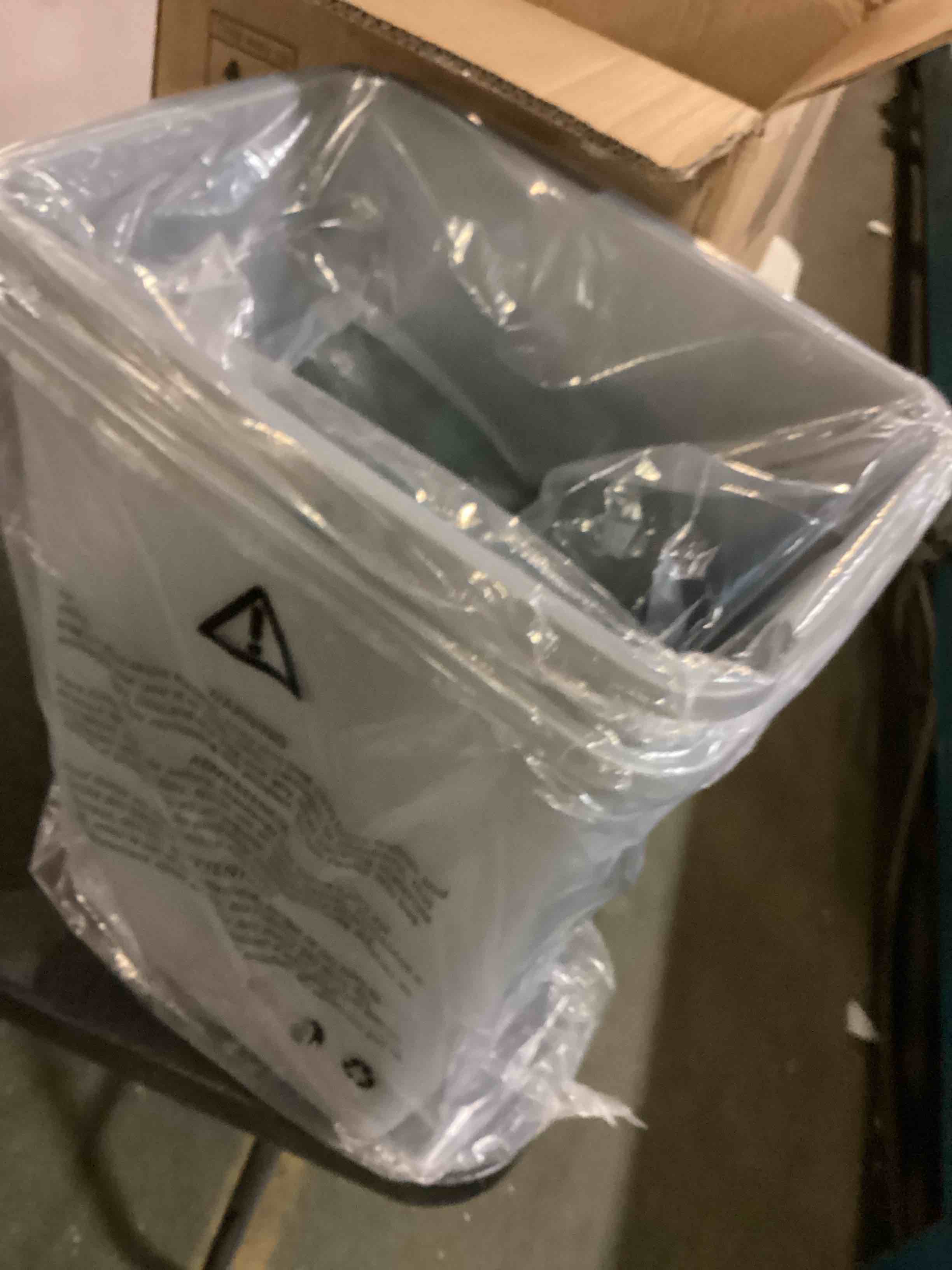 https://s3.amazonaws.com/lotting-images-prod/bidfta/BLU5489645_1700230170957.jpeg