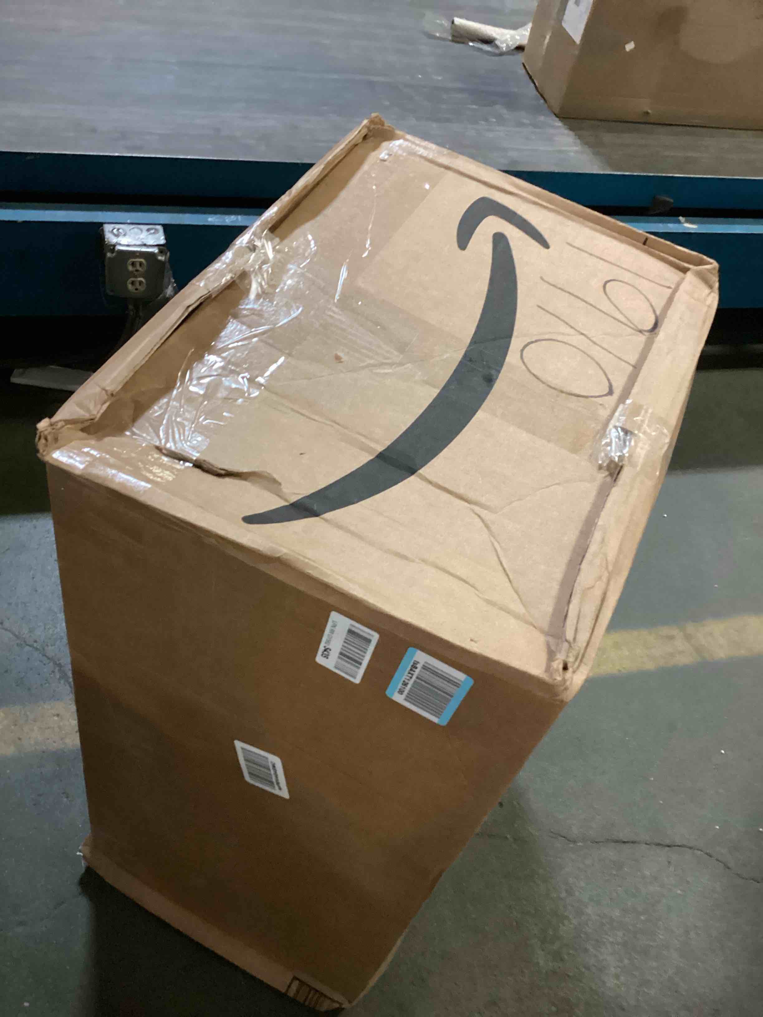 https://s3.amazonaws.com/lotting-images-prod/bidfta/BLU5489647_1700230339070.jpeg