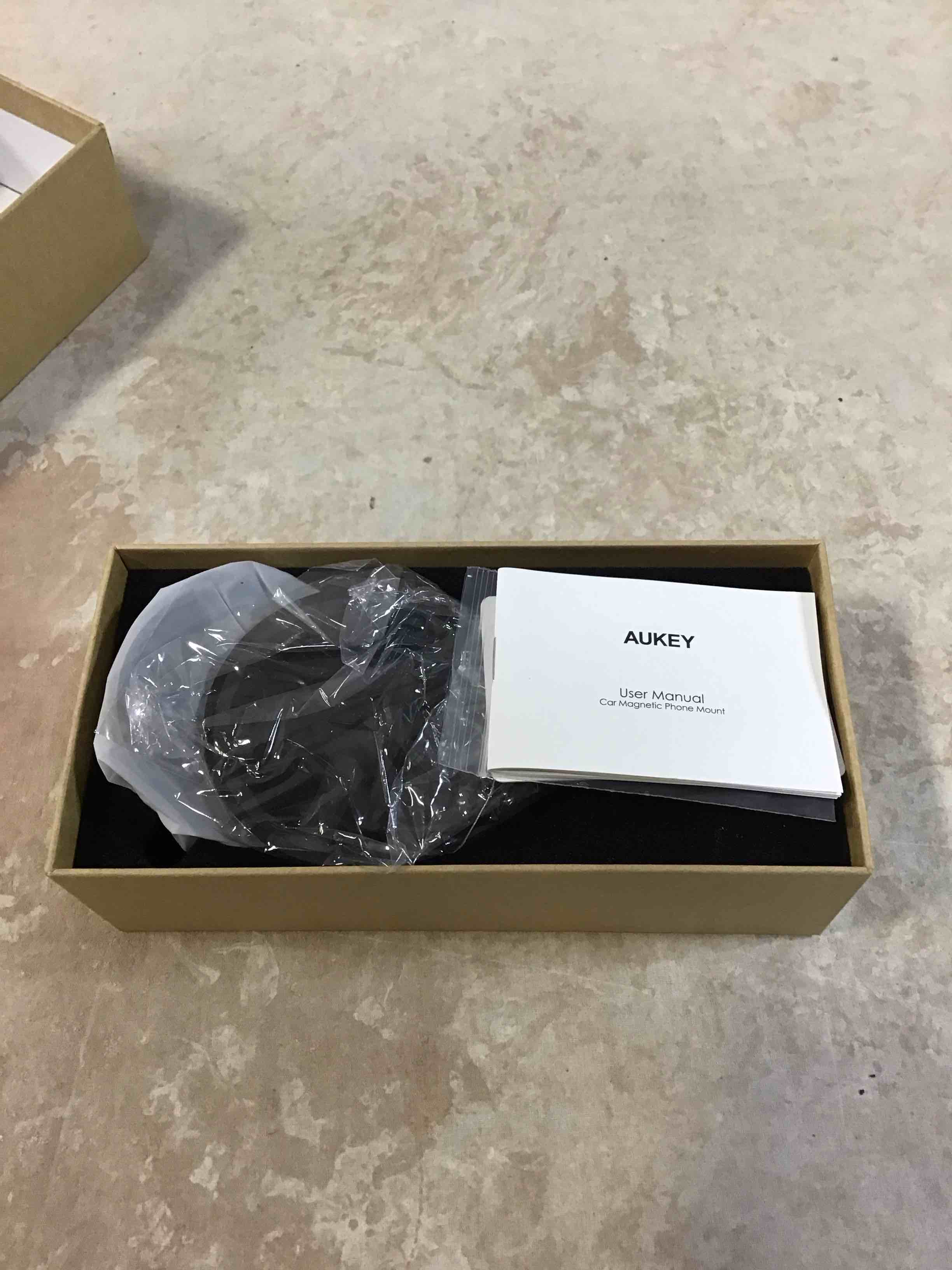Condition photo showing New/Like New for aukey car magnetic phone mount