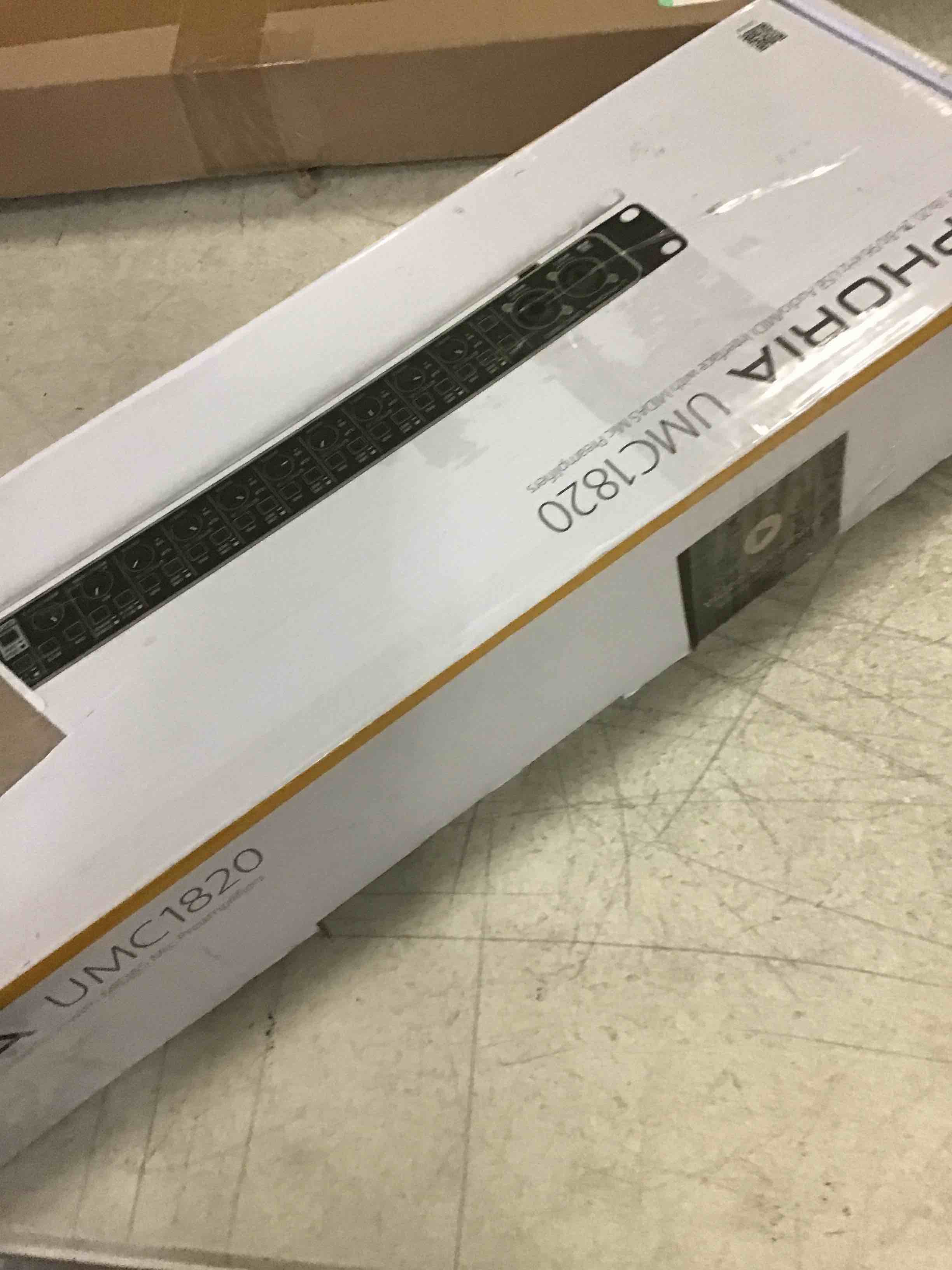 https://s3.amazonaws.com/lotting-images-prod/bidfta/BLU5511395_1700075209187.jpeg
