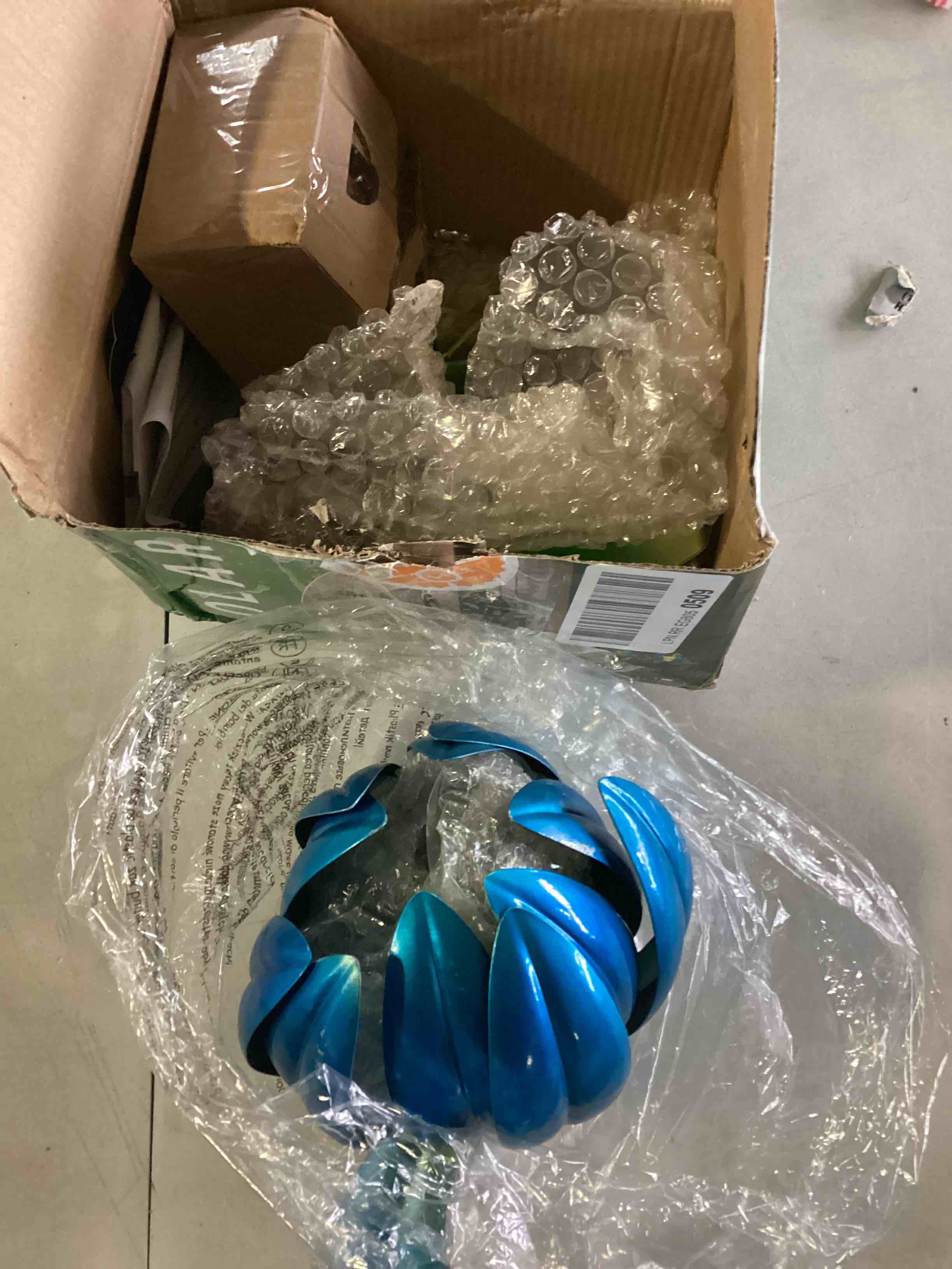 https://s3.amazonaws.com/lotting-images-prod/bidfta/BLU5512409_1701106643436.jpeg