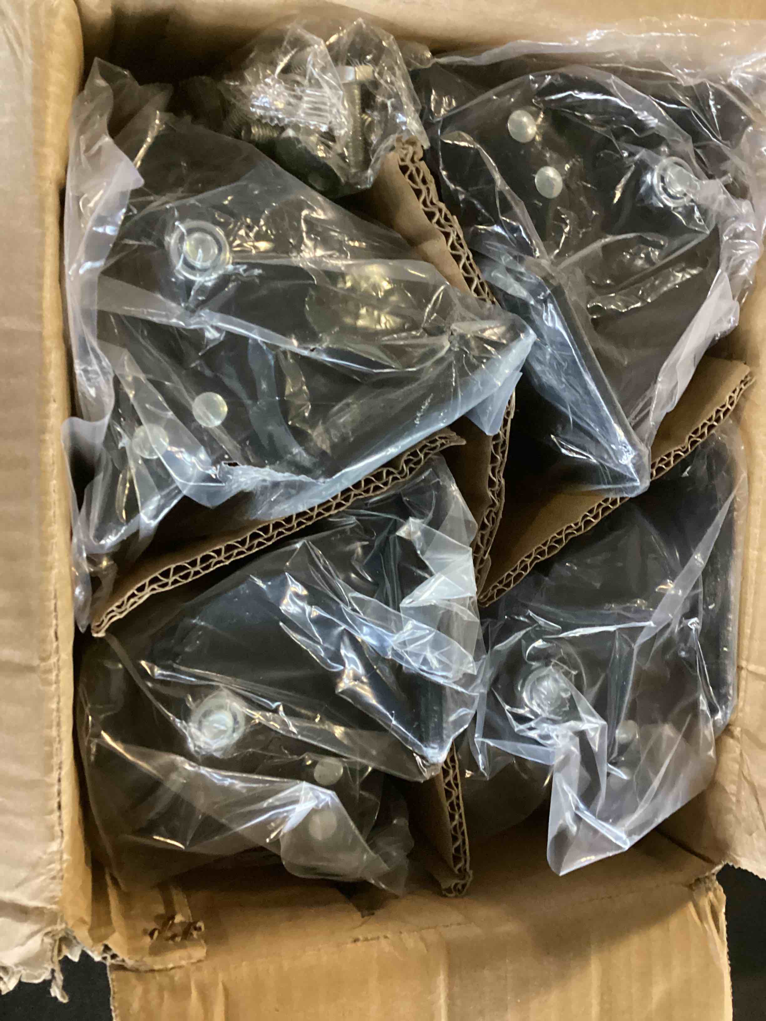 https://s3.amazonaws.com/lotting-images-prod/bidfta/BLU5512652_1701290994669.jpeg